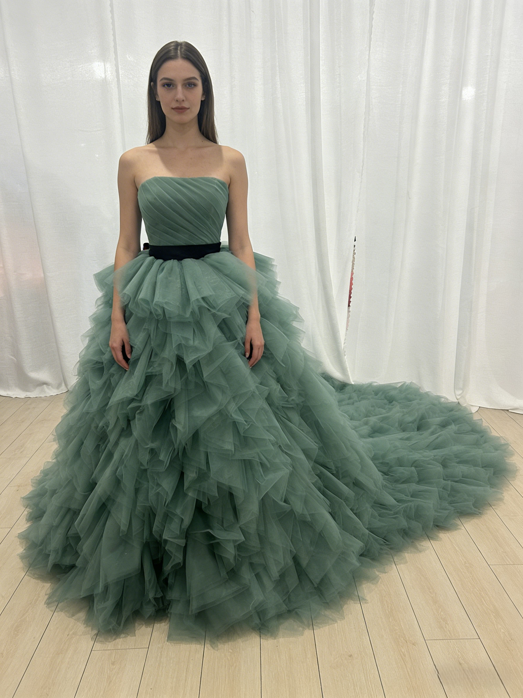 カラードレス グリーン ベアトップ 柔らかく重ねたチュールスカート ボリュームドレス 披露宴 前撮り