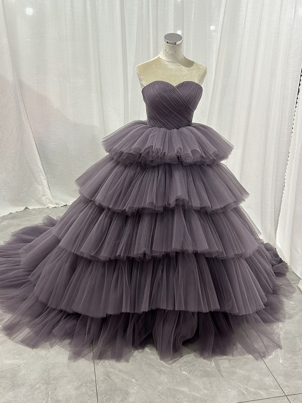 実例写真！カラードレス オーキッド ベアトップ 柔らかく重ねたチュールスカート 結婚式 抜群のおしゃれ見え