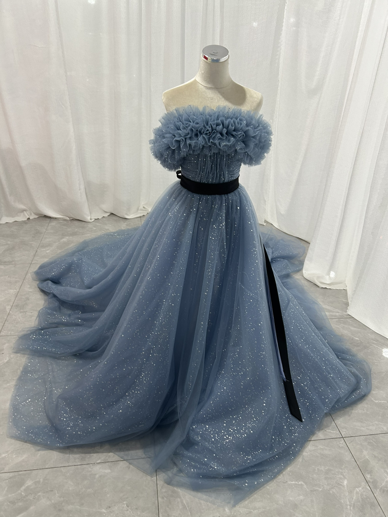 輝きな光彩を放つ ブルーグレー 取り外しオフショルダー キラキラグリッターチュール オーバースカ 華やかなトレーン