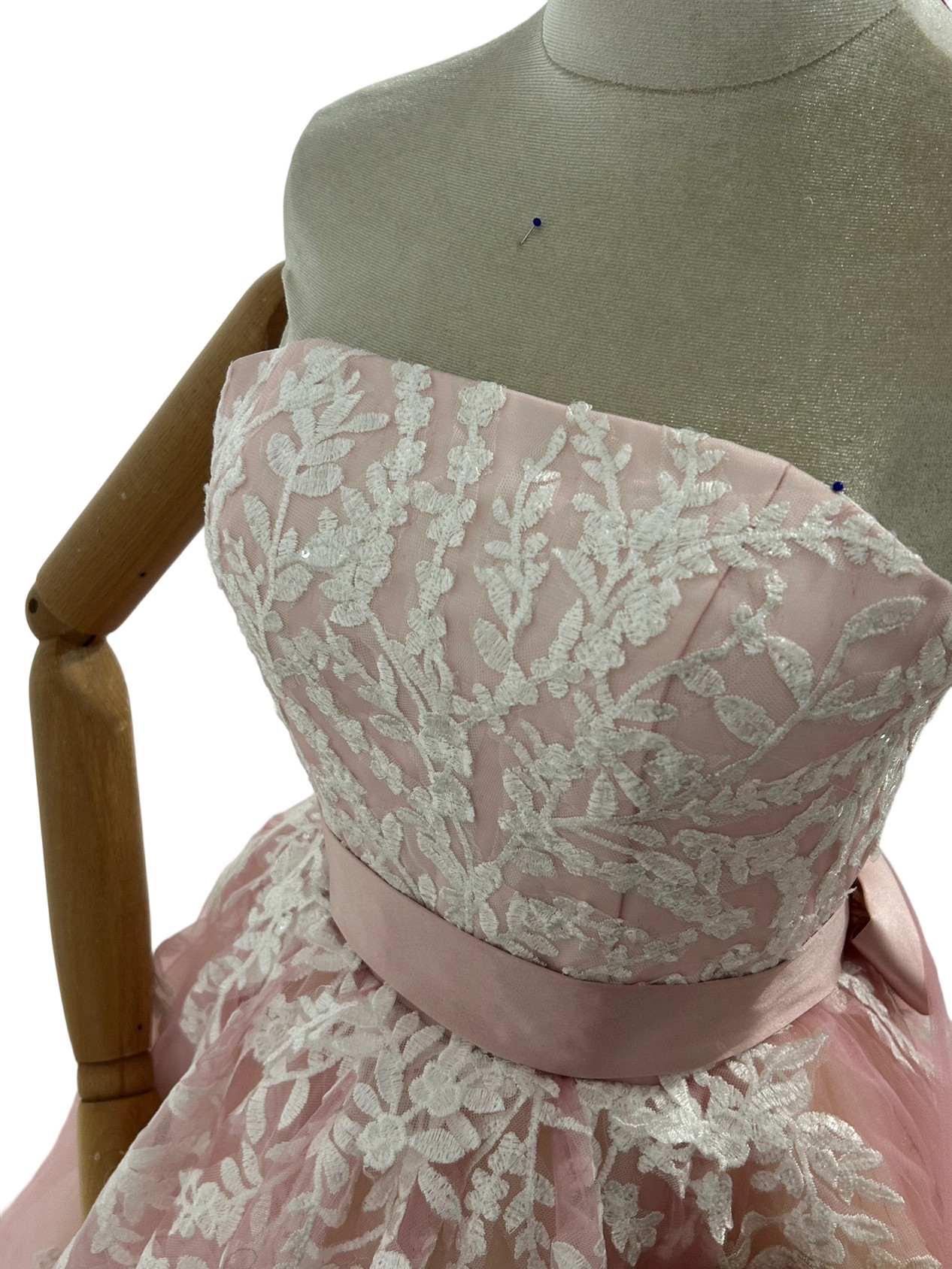 カラードレス ビスチェドレス 薄ピンク 編み上げ  サッシュベルト リーフ刺繍 結婚式 憧れのドレス