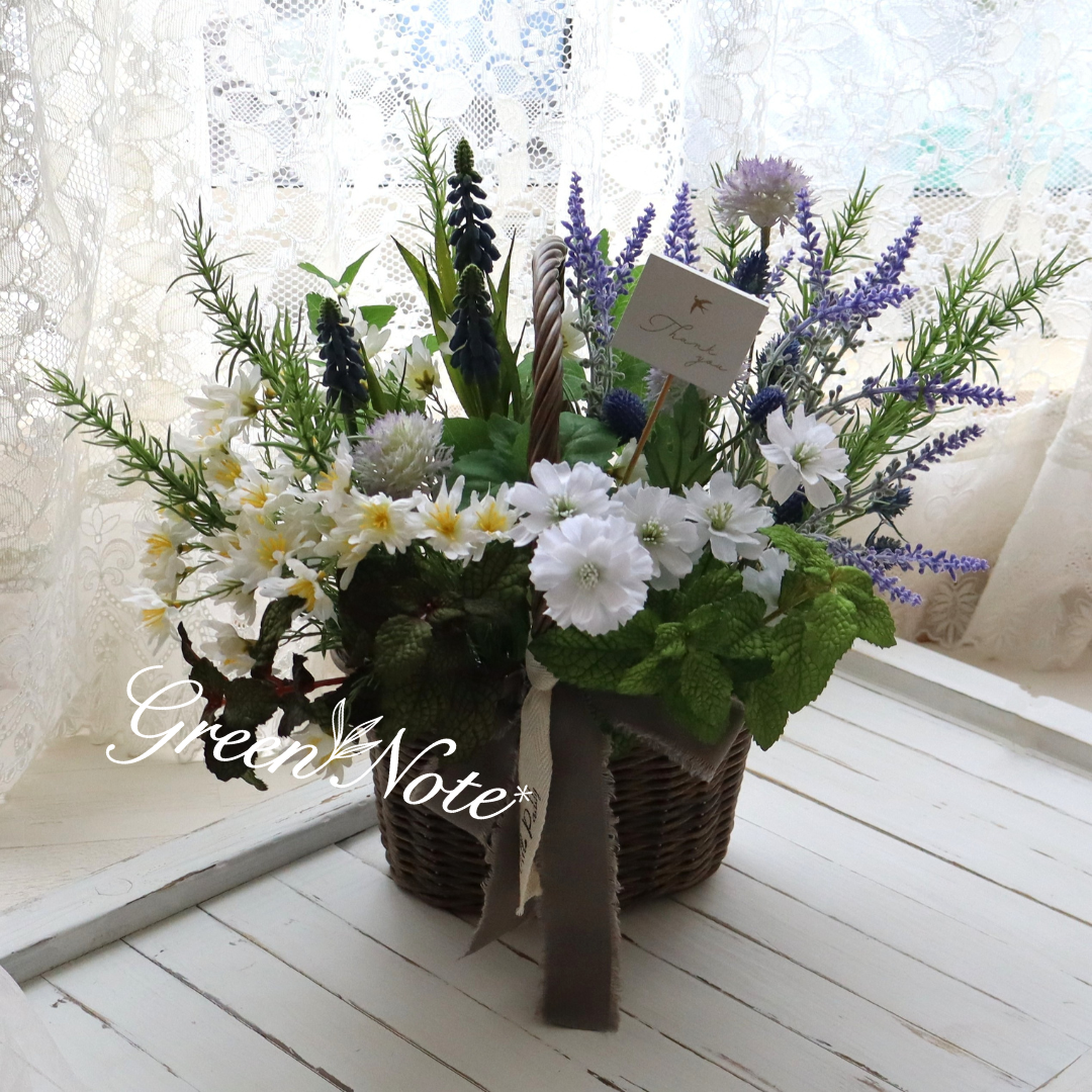 ラベンダーにムスカリ　ミントがナチュラルなイングリッシュガーデン風　かごアレンジメント