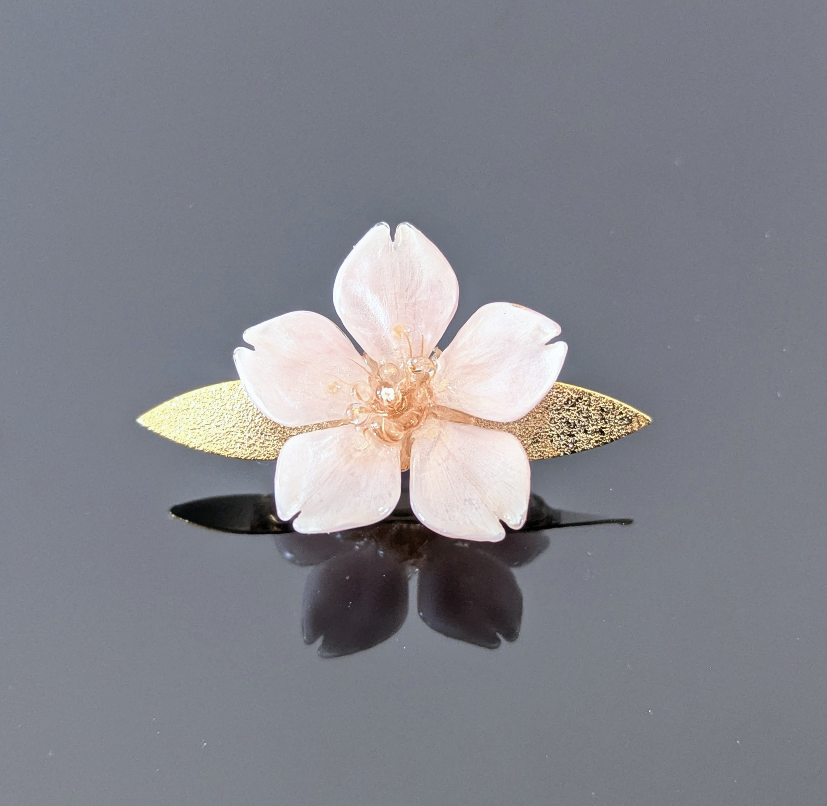 【受注制作】Everpink. 厳選したお花で仕上げる本物の桜の帯留め　帯飾り／着物／和服／和装小物　ゴールドリーフ