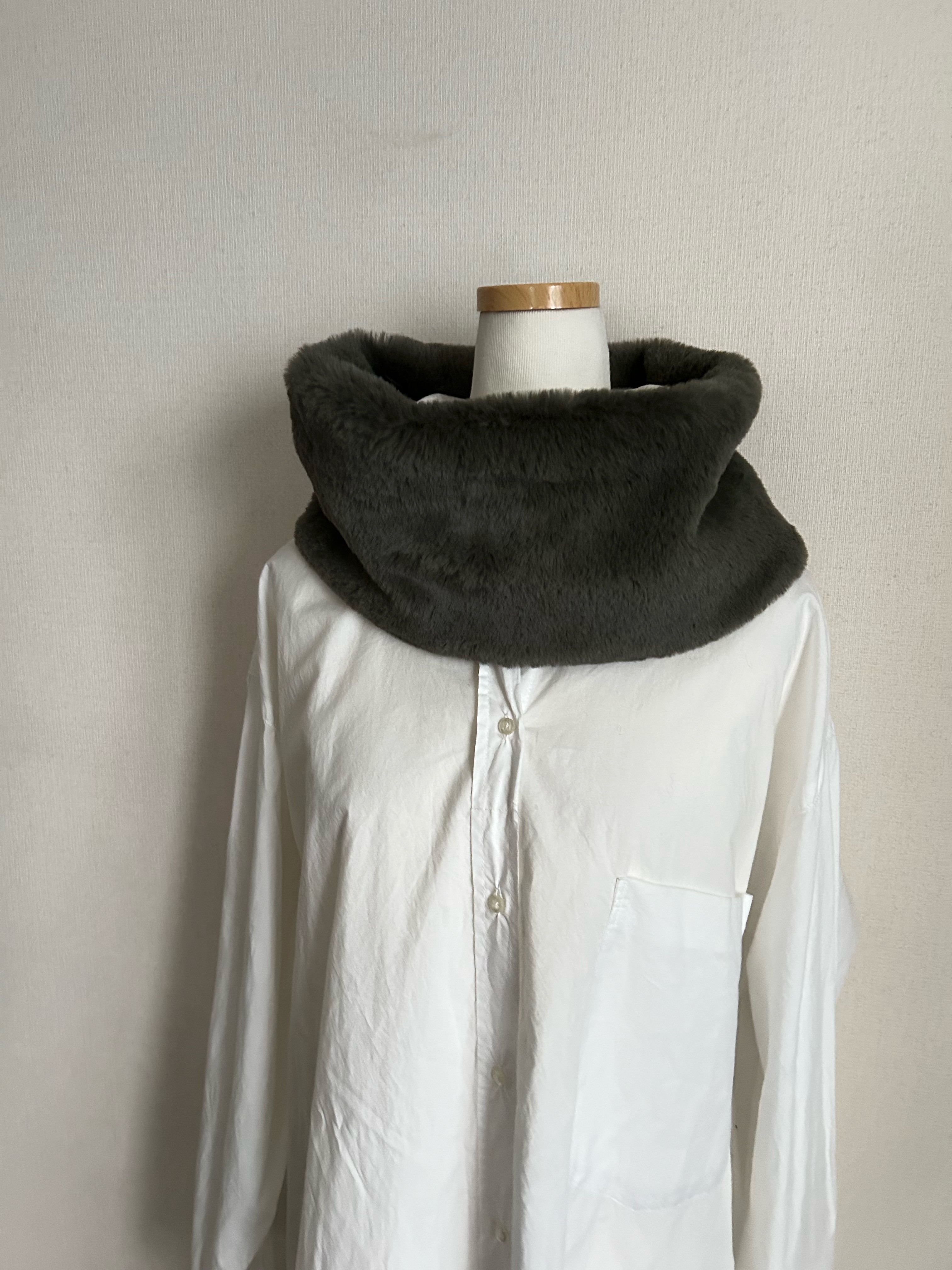 イタリー製カーキ色ふんわりなめらかファースヌード