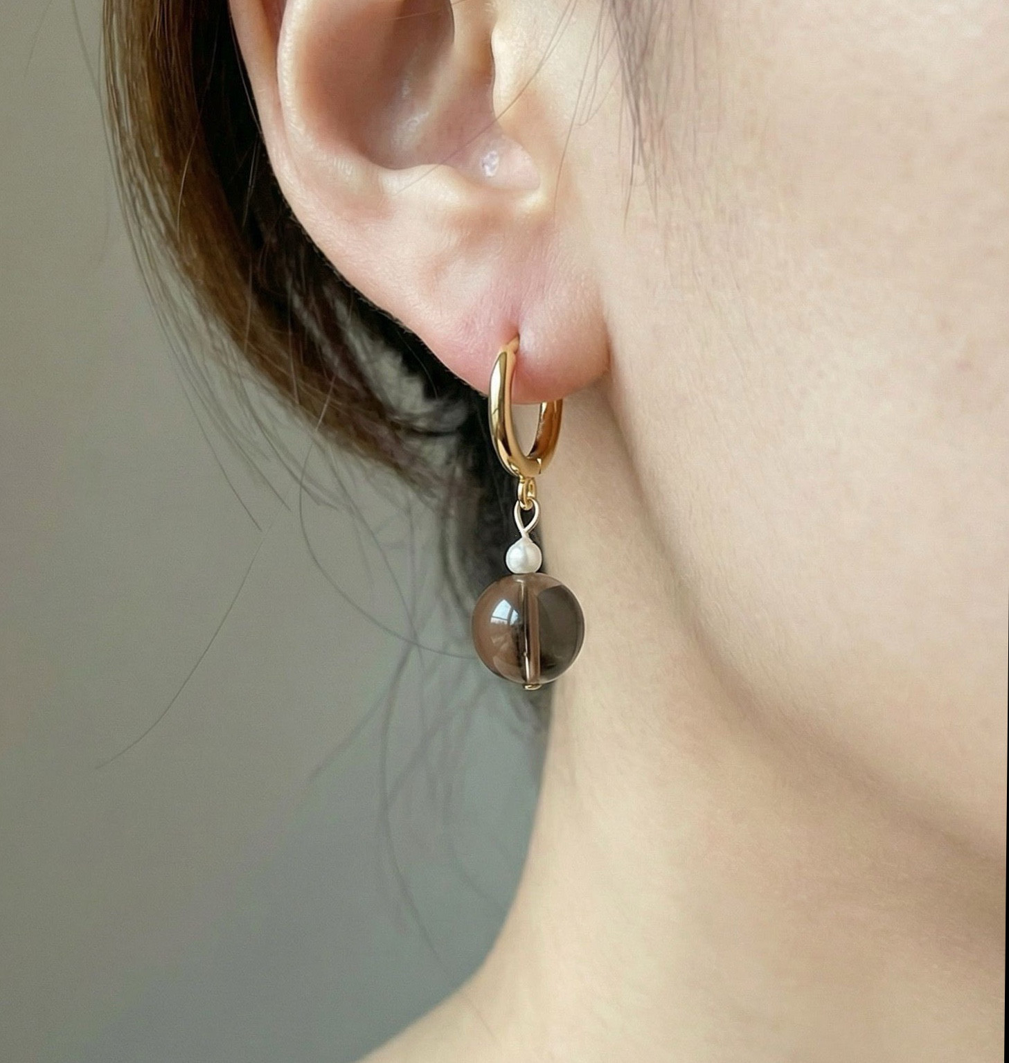 大人の味方 スモーキークォーツ＆淡水パール フープピアス｜K18ゴールド + シルバー925｜北欧ミニマル