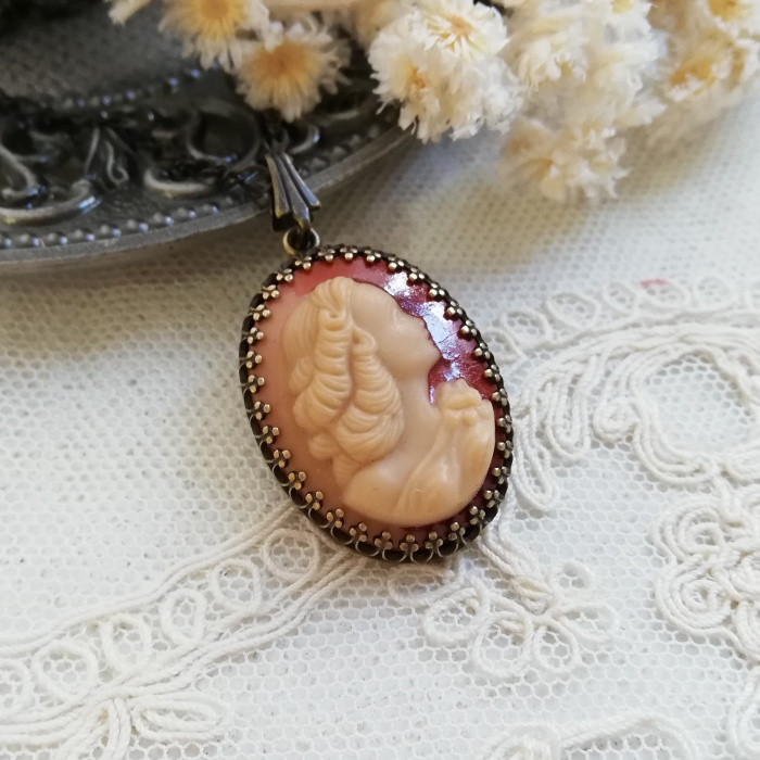 ヴィンテージガラス　レディ　カメオ　オーバルシェイプ　ネックレス・ペンダント　/　28ｘ20ｍm　/　金古美