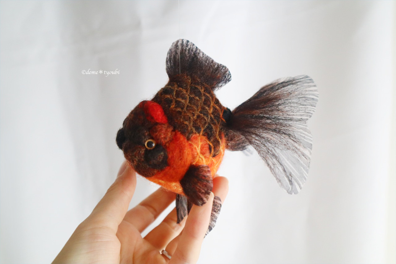 たゆたう羊毛金魚-虎オランダ　金魚　羊毛フェルト　誕生日　ペット　動物　アクアリウム　透明　ひな祭り　桜　春