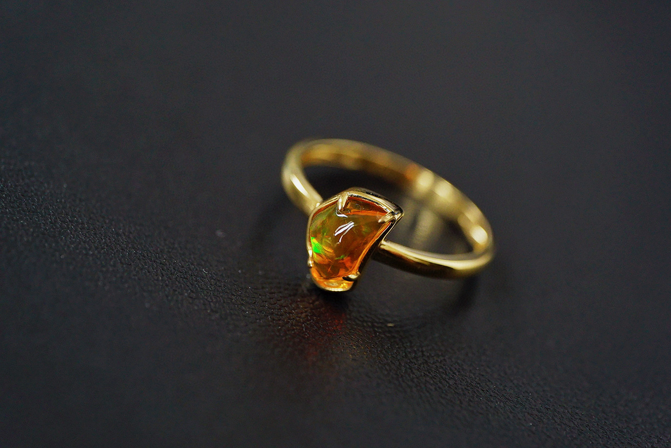 「スペシャル」天然ファイアオパール　純真　神の石　10月誕生石　K18 指輪　リング　0.9ct