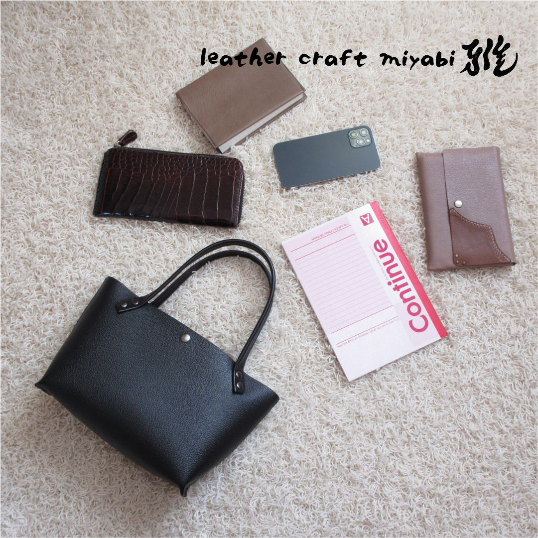 手縫い☆ショート丈＆ロングハンドル《牛革》底マチワイド・一枚革のミニトート・ブラック・0659・復刻