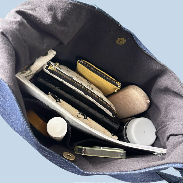 A4ok＊ジーンズリメイクと猫boxerのゆったりボディバッグ（チャーム付き）