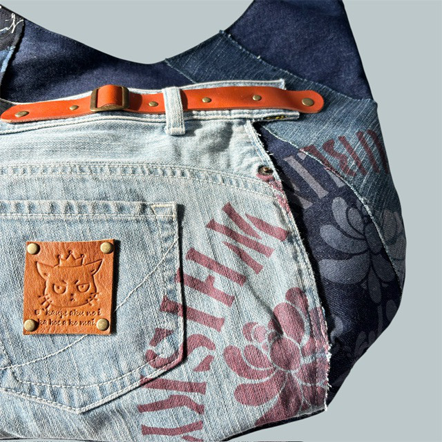 A4ok＊ジーンズリメイクと猫boxerのゆったりボディバッグ（チャーム付き）