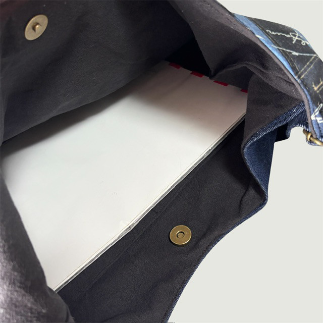 A4ok＊ジーンズリメイクと猫boxerのゆったりボディバッグ（チャーム付き）