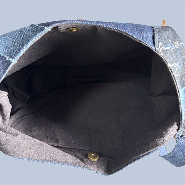 A4ok＊ジーンズリメイクと猫boxerのゆったりボディバッグ（チャーム付き）