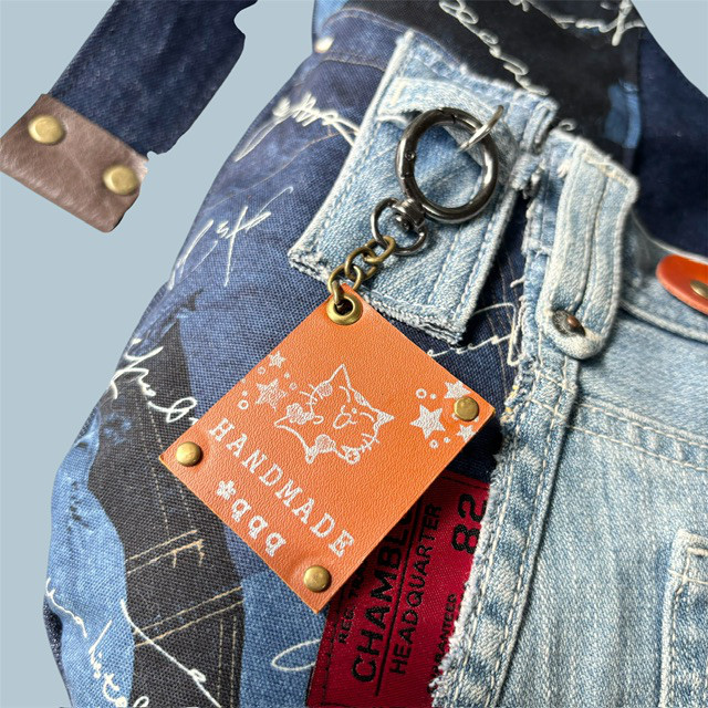 A4ok＊ジーンズリメイクと猫boxerのゆったりボディバッグ（チャーム付き）