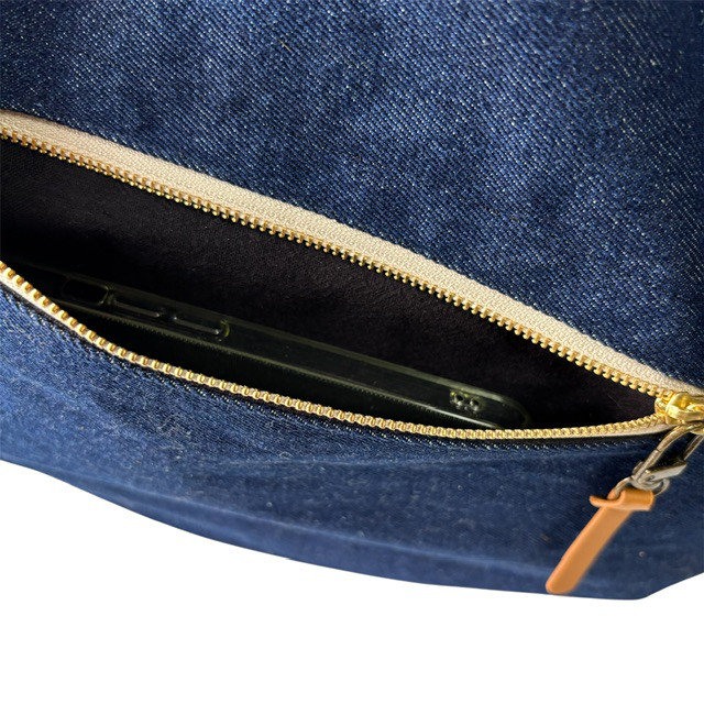 A4ok＊ジーンズリメイクと猫boxerのゆったりボディバッグ（チャーム付き）