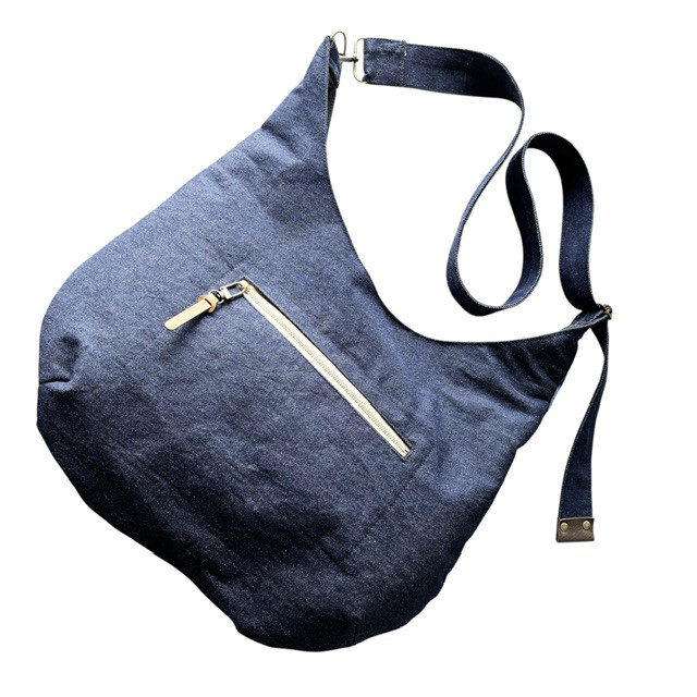 A4ok＊ジーンズリメイクと猫boxerのゆったりボディバッグ（チャーム付き）