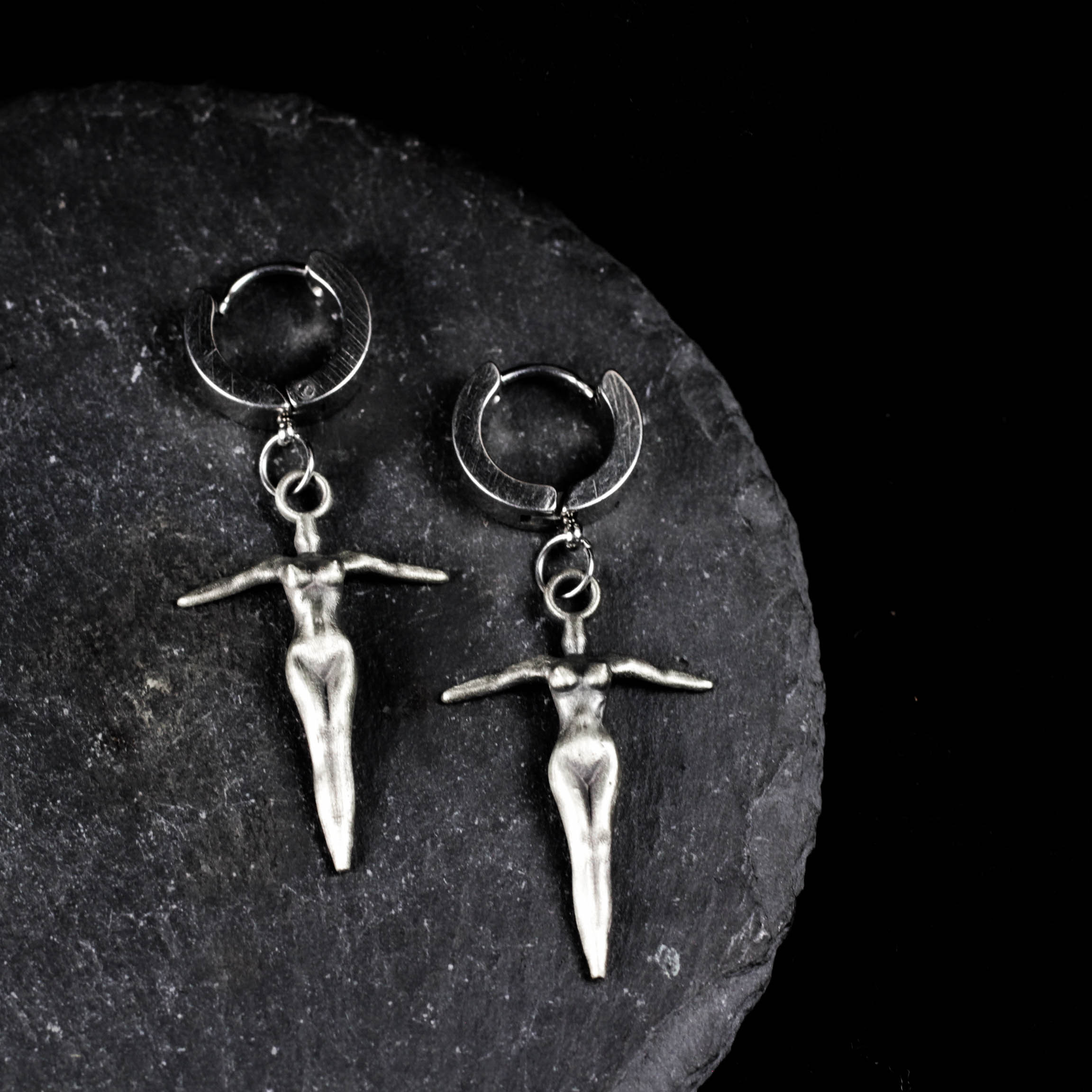 シルバーの女神イヤリング - 女性らしいボディアートのダングルジュエリー、彫刻的なミニマリストデザインの彼女へのギフト