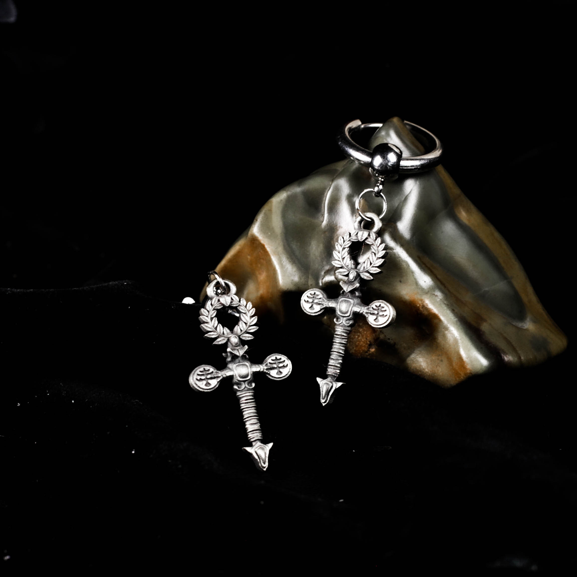 ローレルソードクロスイヤリング - 925シルバーの象徴的なダングルジュエリー、古代の勝利にインスパイアされたデザインギ