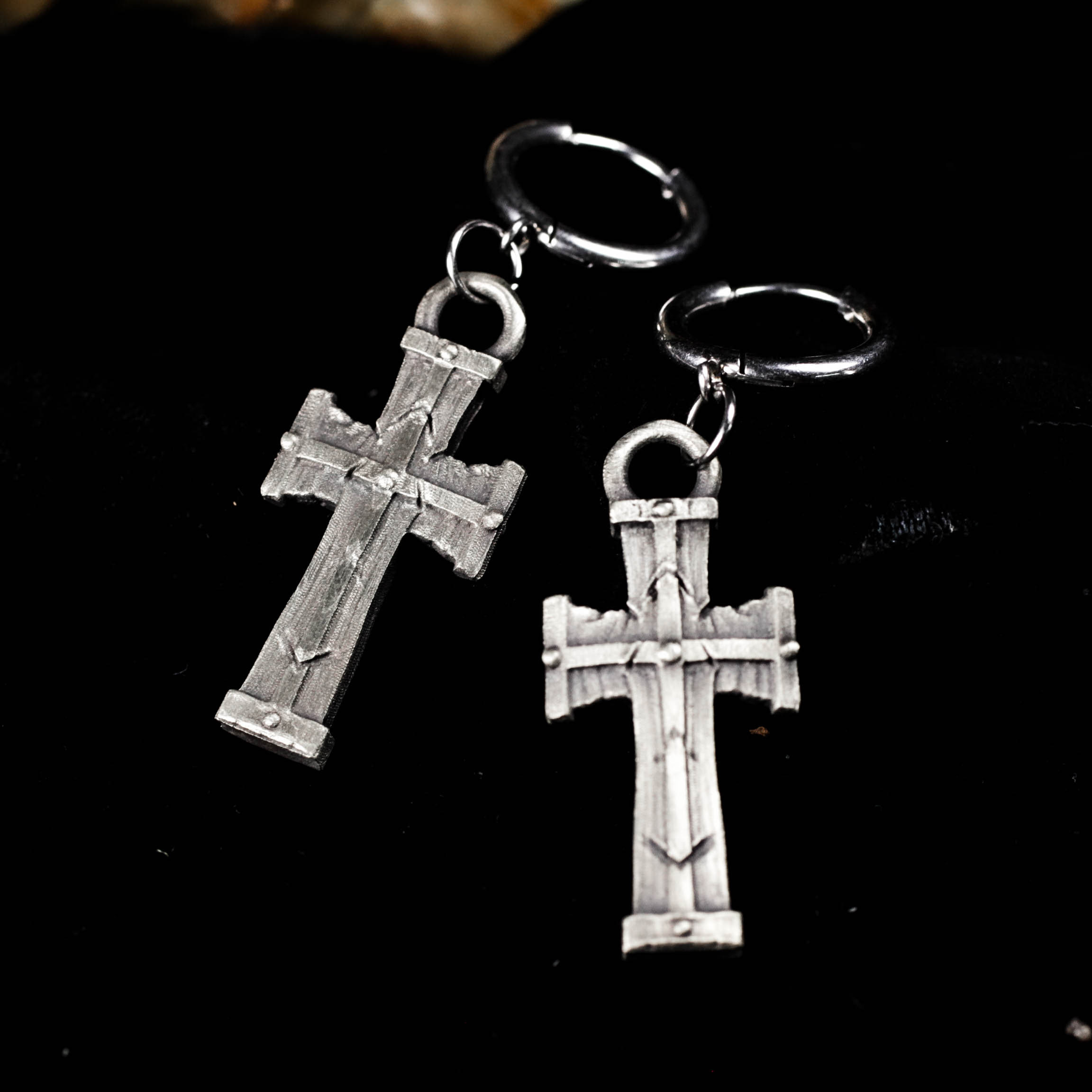 木製クロスイヤリング - 925シルバーの素朴なゴシック信仰ジュエリー、彼への手作りの象徴的な贈り物