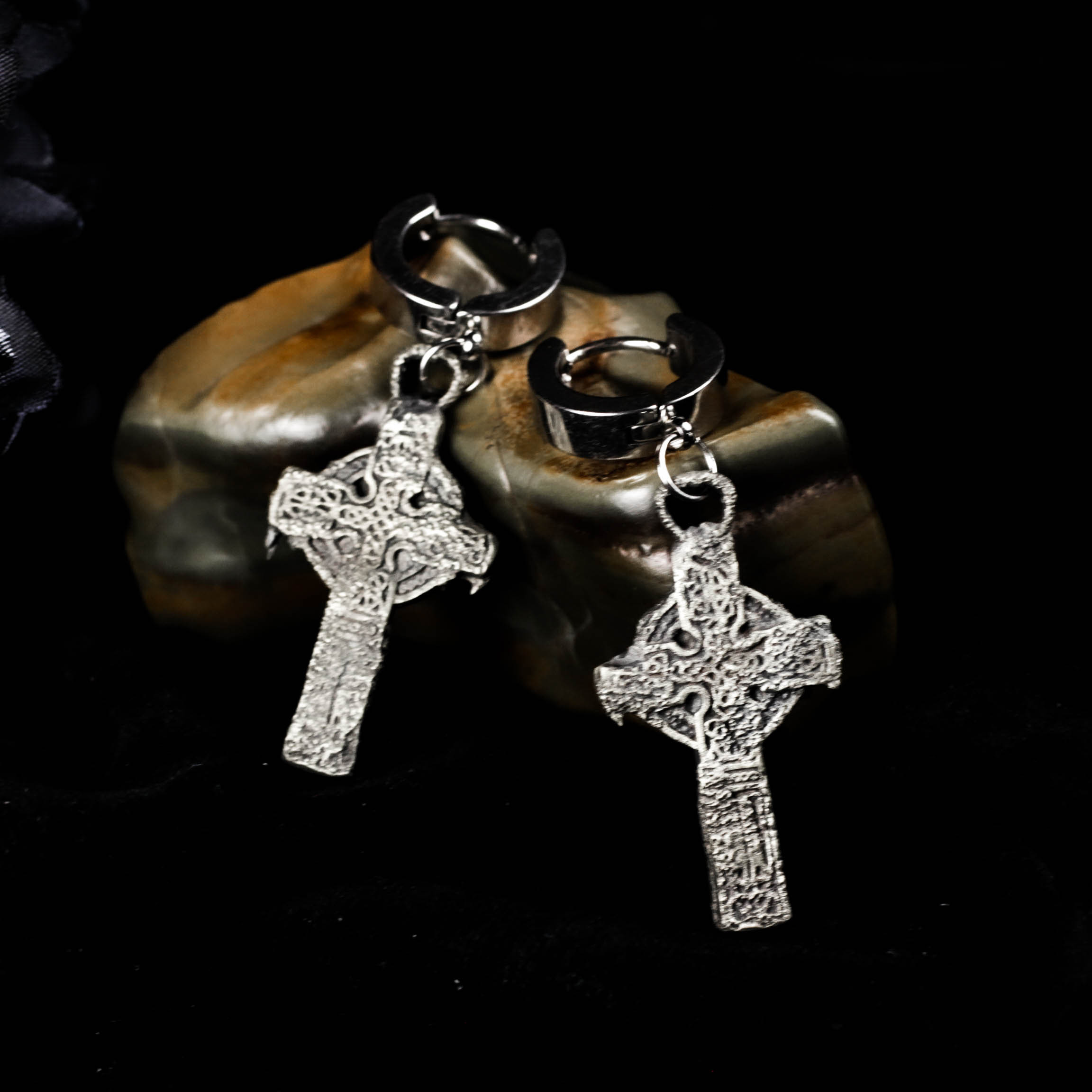 925シルバーのケルト十字ダングルイヤリング：ゴシック・フェイス・ジュエリー