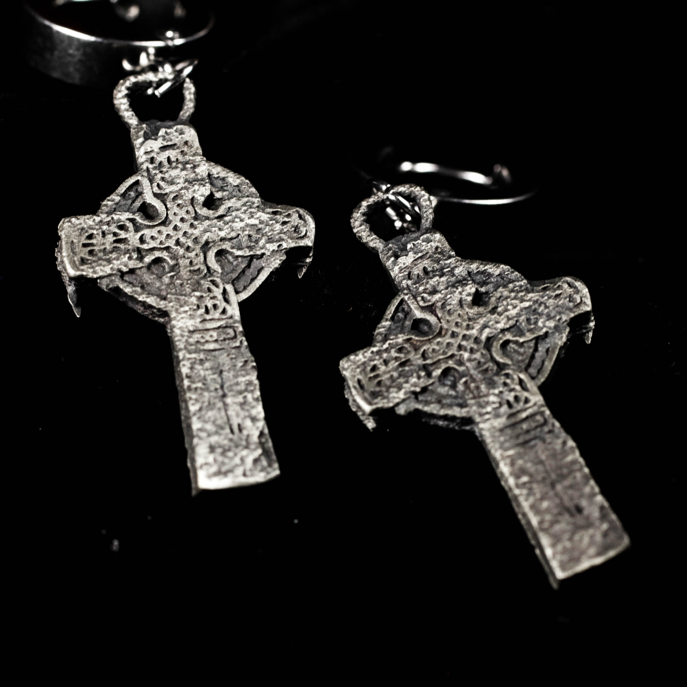 925シルバーのケルト十字ダングルイヤリング：ゴシック・フェイス・ジュエリー