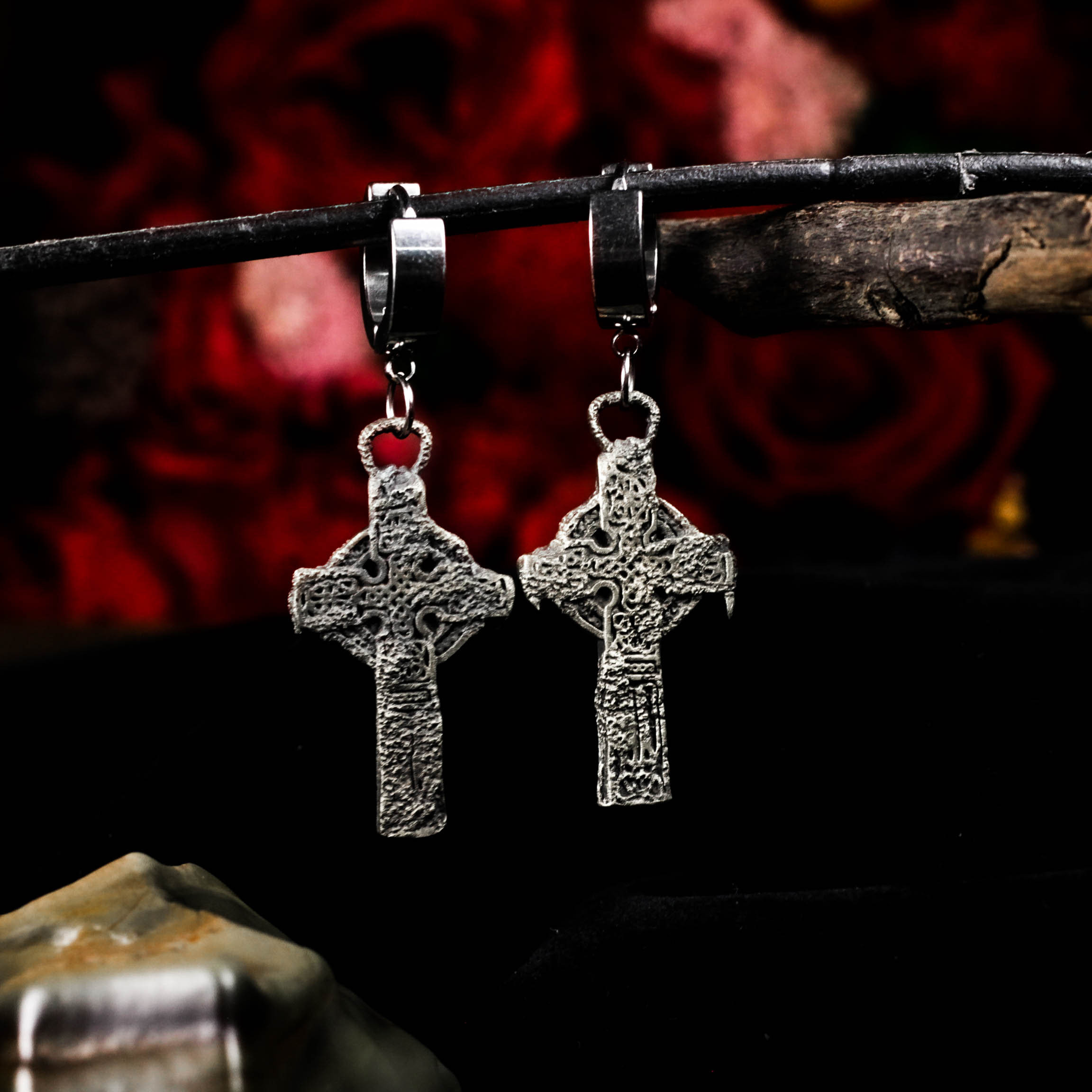 925シルバーのケルト十字ダングルイヤリング：ゴシック・フェイス・ジュエリー