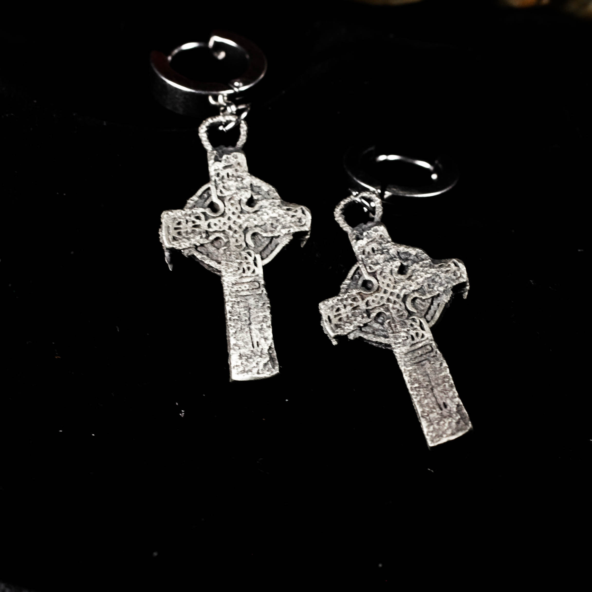 925シルバーのケルト十字ダングルイヤリング：ゴシック・フェイス・ジュエリー