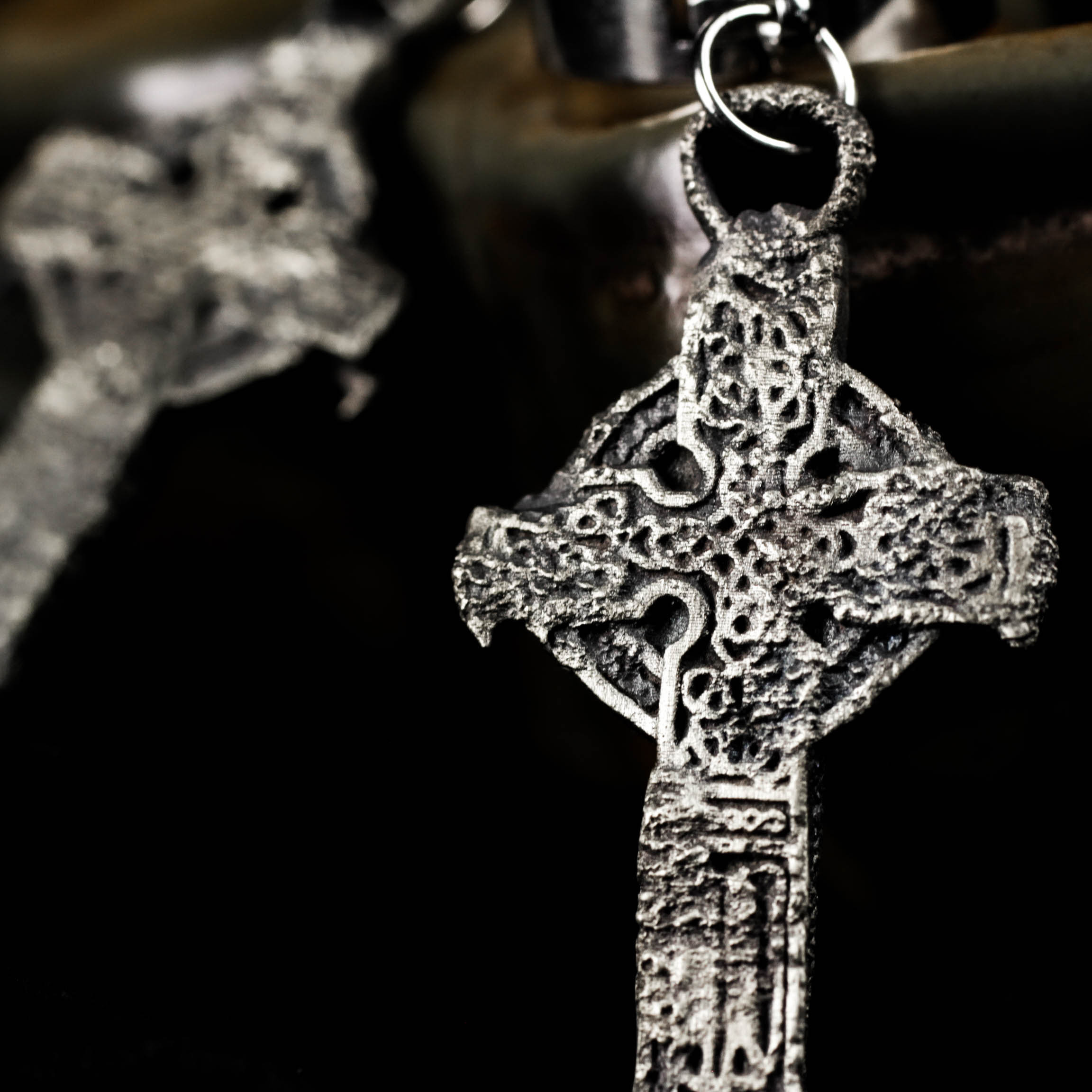 925シルバーのケルト十字ダングルイヤリング：ゴシック・フェイス・ジュエリー