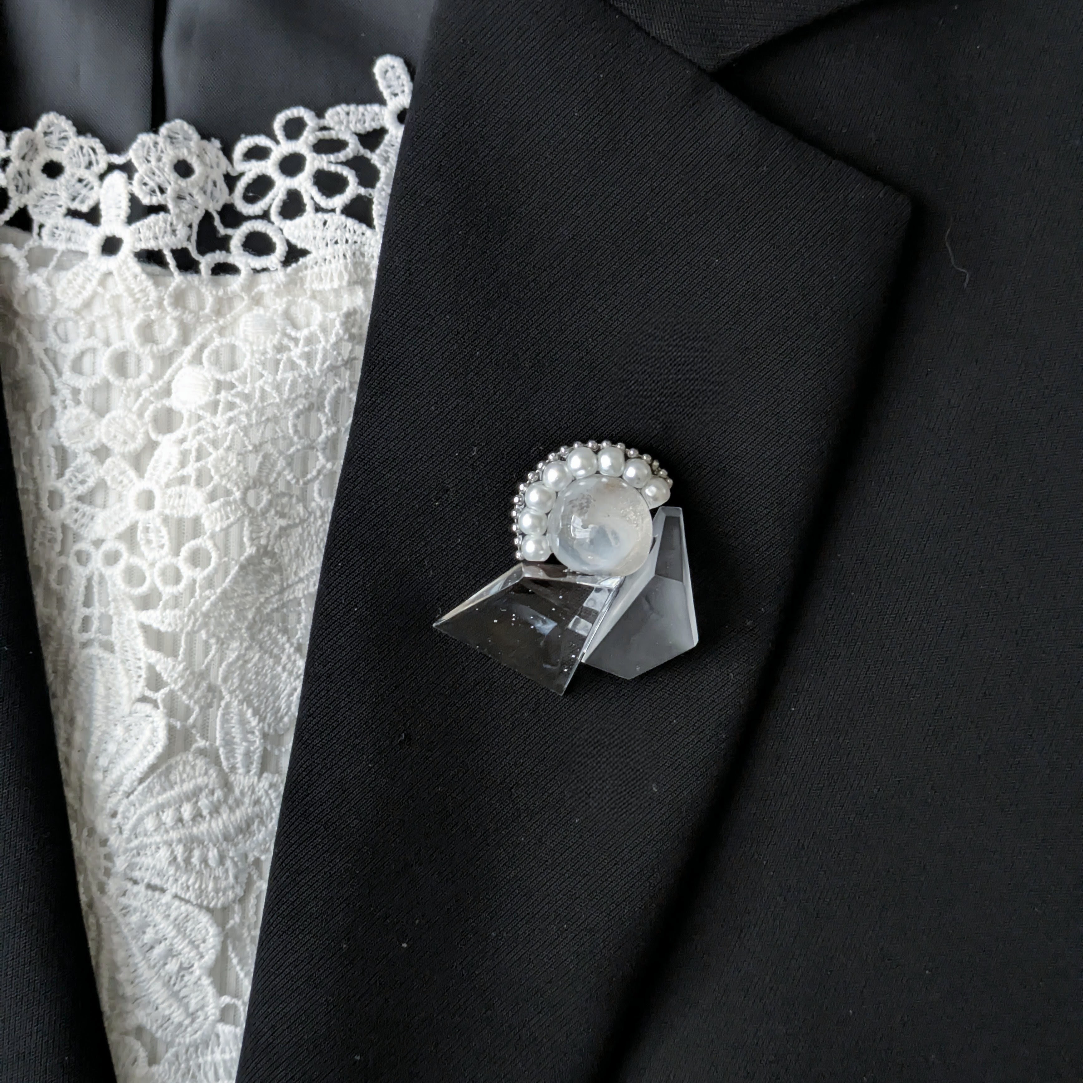 [ハレの日]ブローチ 樹脂パール ホワイト キスカ シルバー 卒業式 入学式 披露宴 お祝い