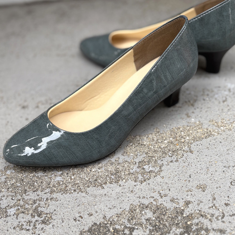 24.0cmのみ　4E幅　アッシュグレイ　エナメルパンプス　4.5cmヒール　大人パンプス