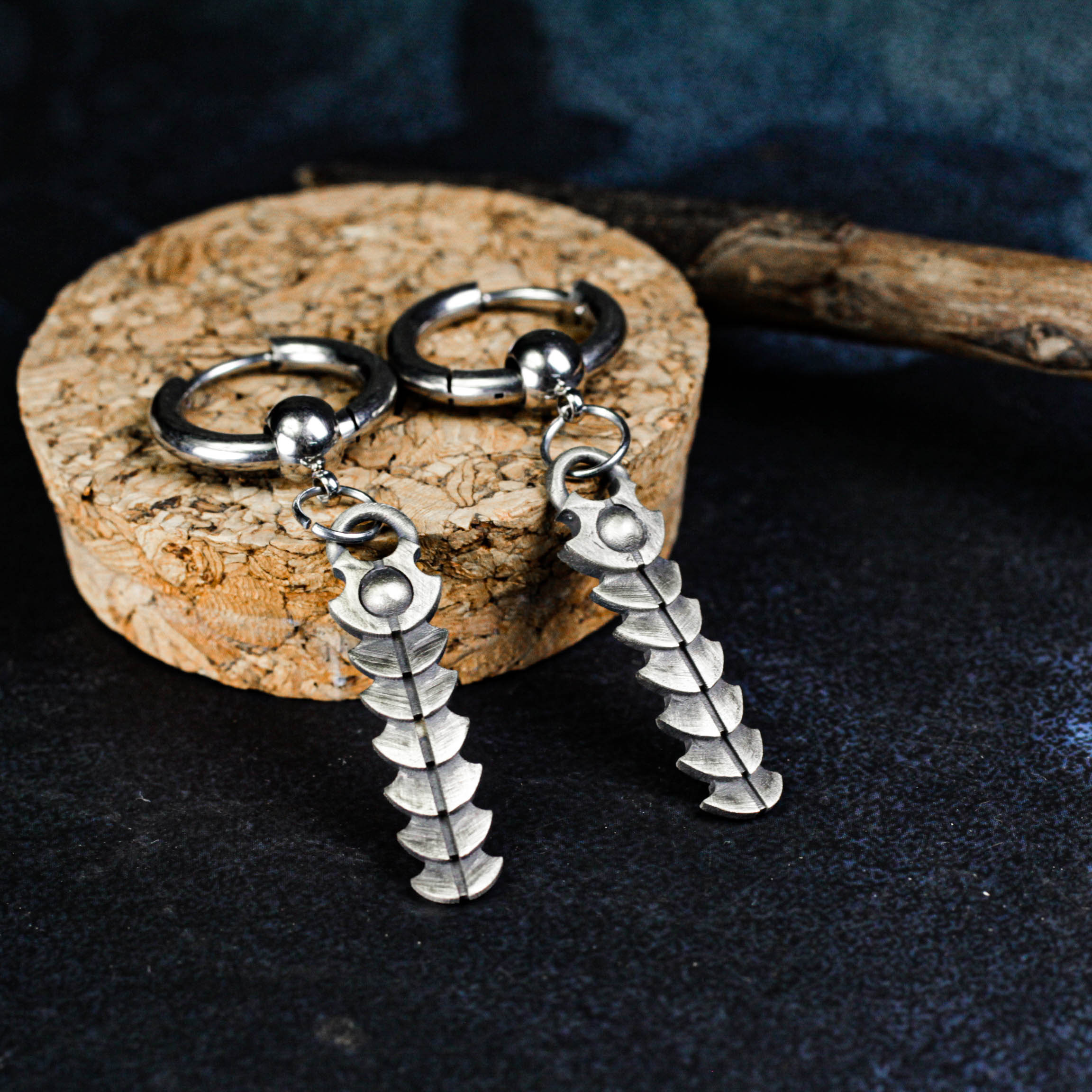 脊椎骨のイヤリング - 925シルバーゴシックスケルトンジュエリー、ダークな解剖学的ハンドメイドデザイン