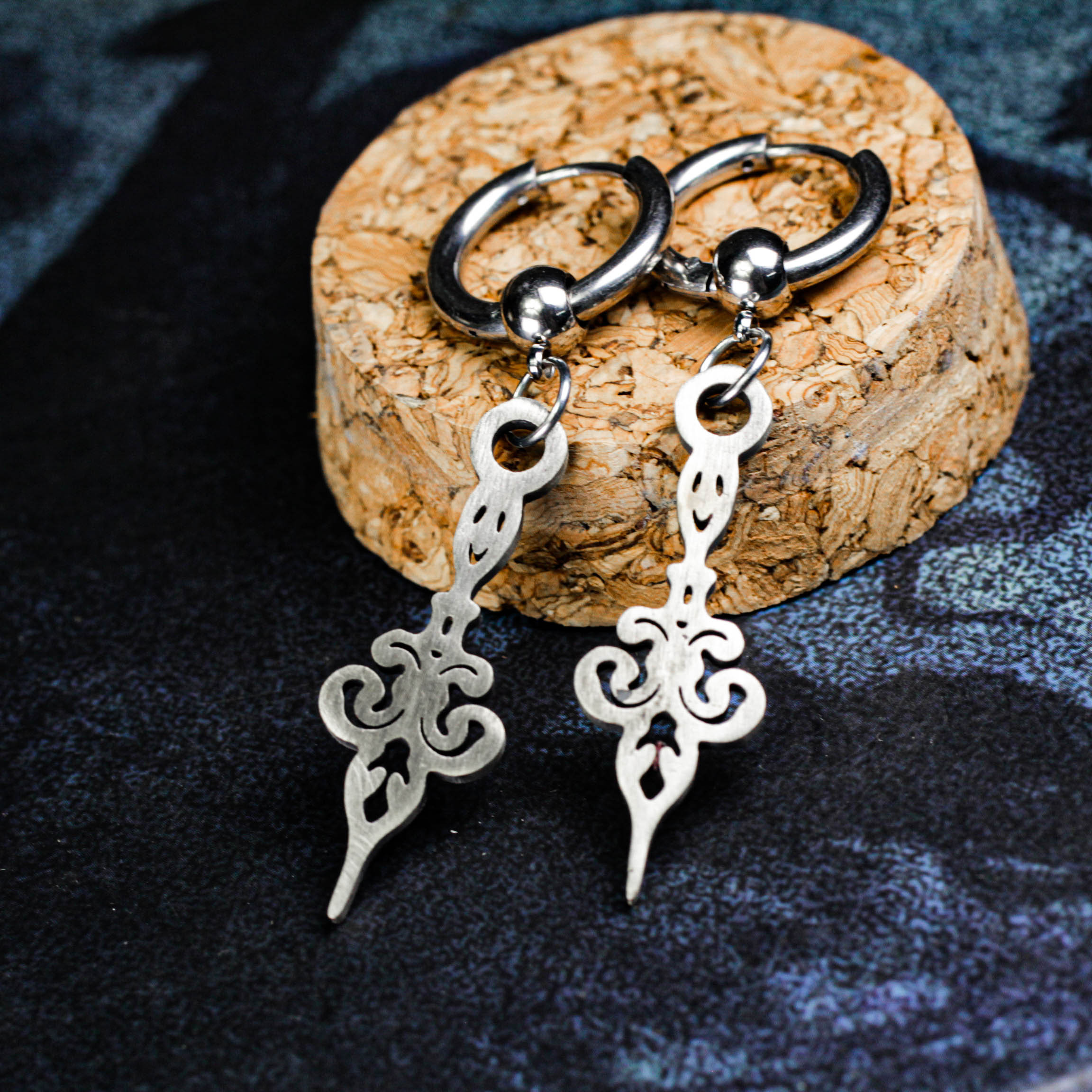 925シルバーゴシックフープイヤリング（フィリグリーダングル付き） - ハンドメイドホワイトコッパーミニマリストドロップ 7,200円