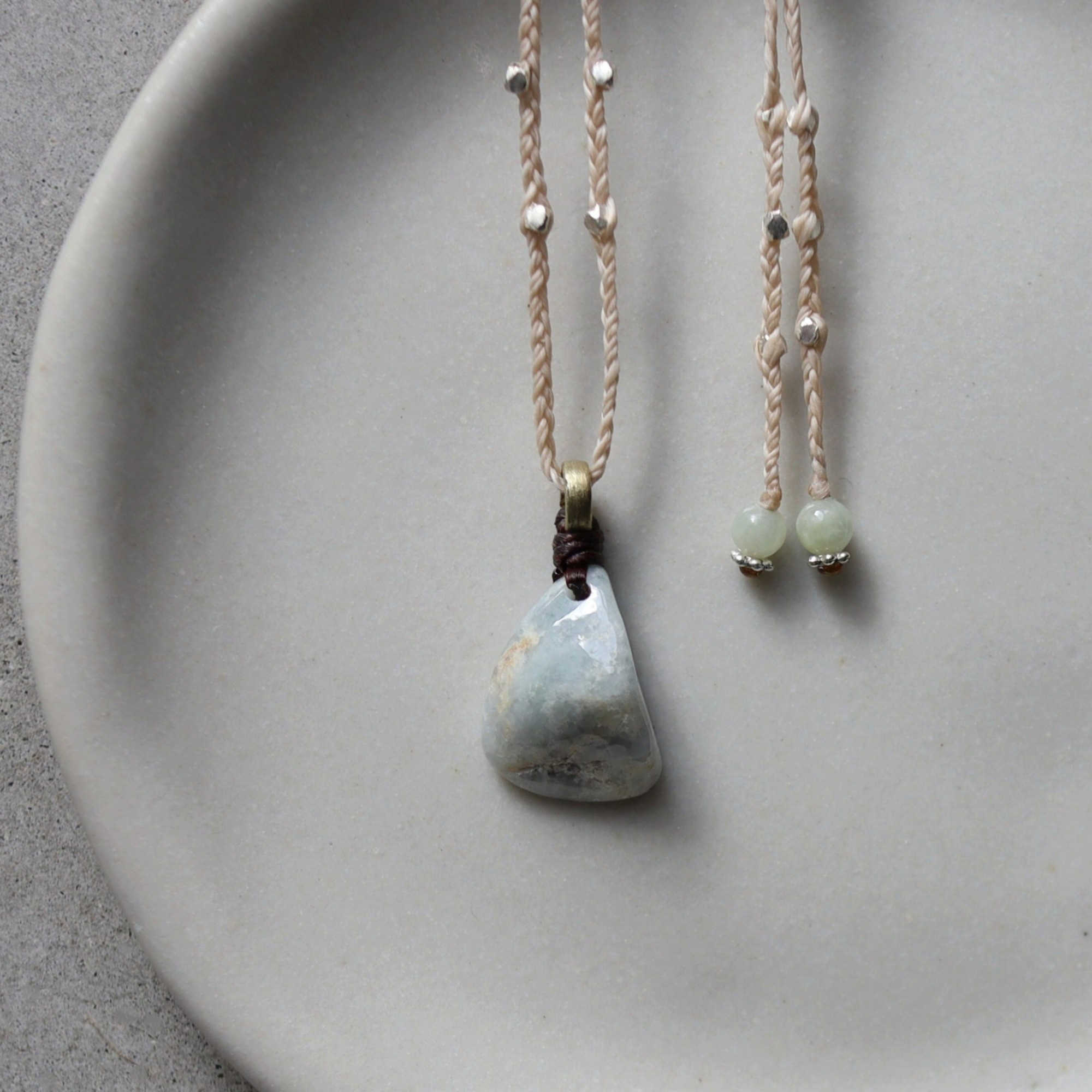 糸魚川翡翠　本翡翠（ジェダイト）小ぶりで華奢なストリング ネックレス　国産天然石　＊Ecru