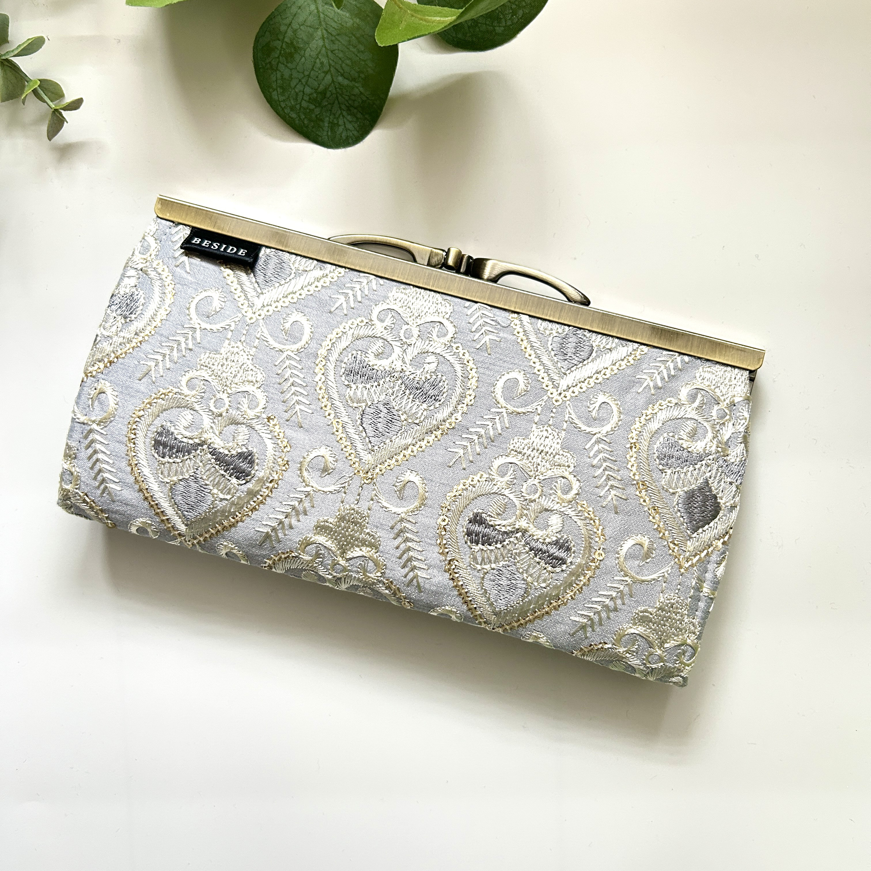 ロイヤルハート　アイスブルー　インド刺繍のがま口財布　コンパクト・カード収納・華やか　長財布