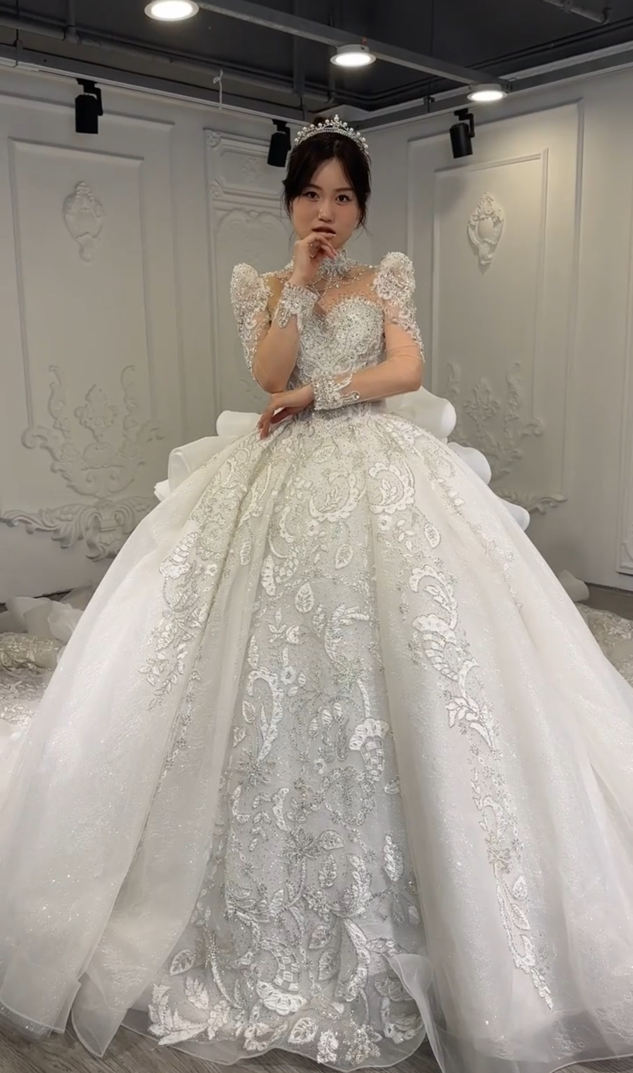 豪華　素材感を際立つ　キラキラビジュー　イリュージョンネック　首飾り付き　シースルー長袖　フリル　ラッフルスカート　挙式