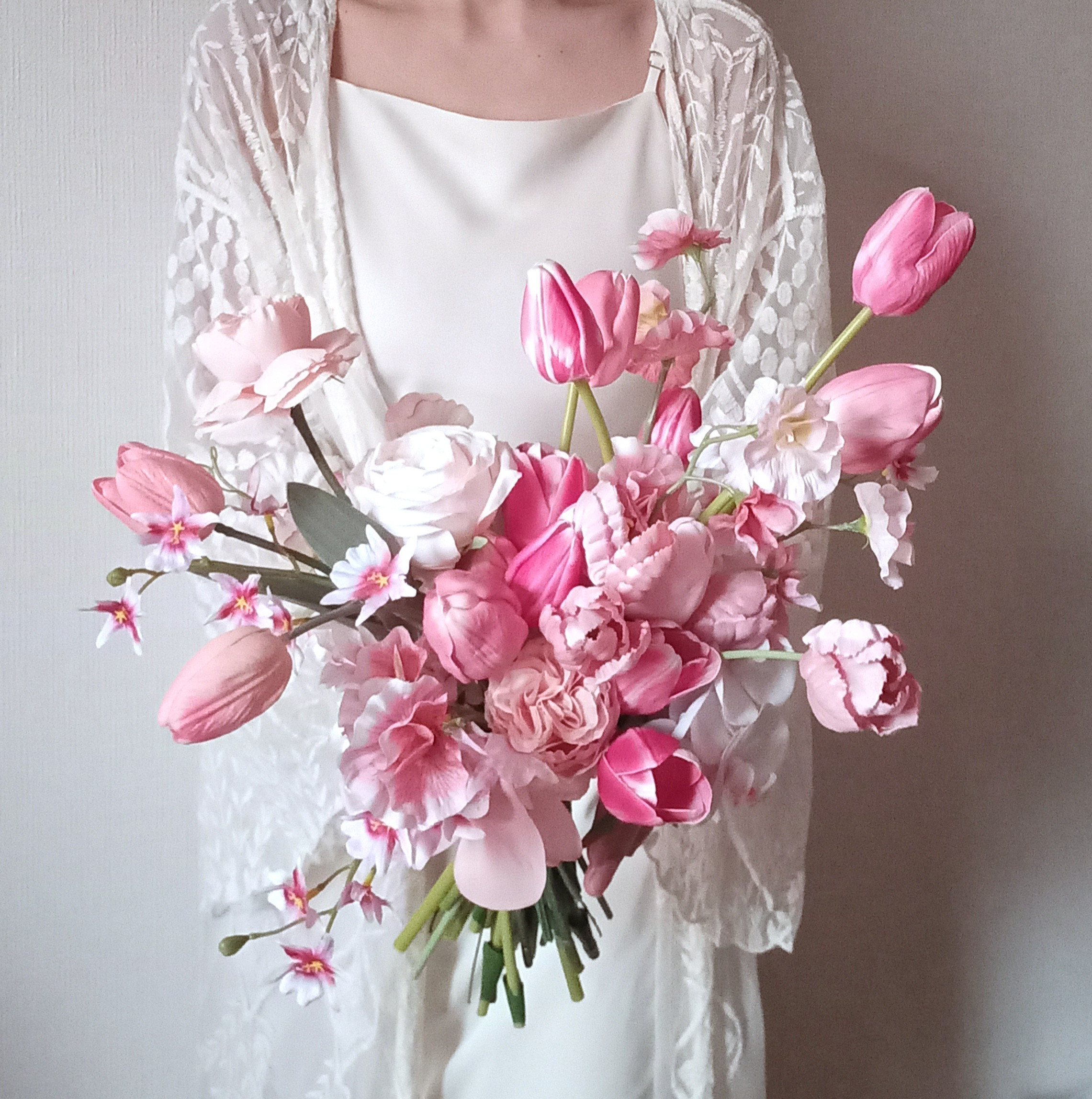 レッドピンクとサーモンピンクのチューリップブーケ　胡蝶蘭　スイトピー　ウェディングブーケ　アーティフィシャルフラワー