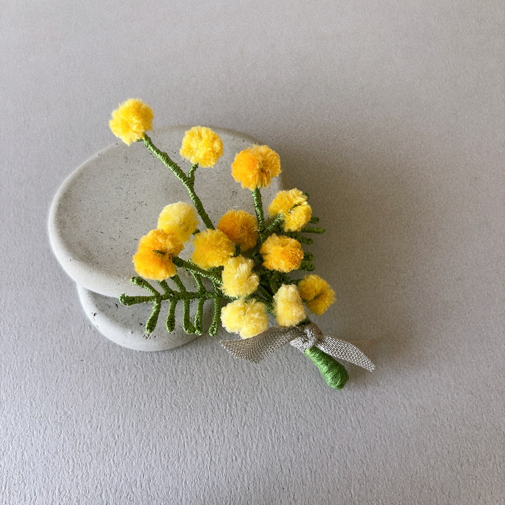 【ミモザの贈り物】ふんわり刺繍糸の立体ブローチ｜フォーマル・卒業入学式に
