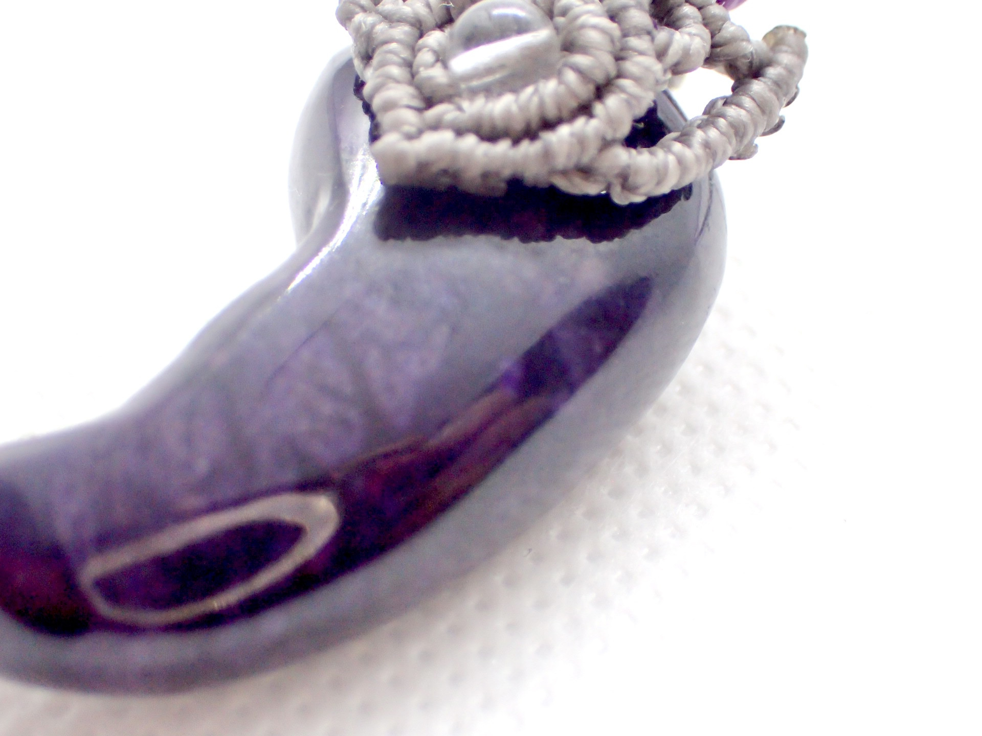 スギライト 勾玉ネックレス｜希少オールドストック天然石・マクラメ編み・一点もの