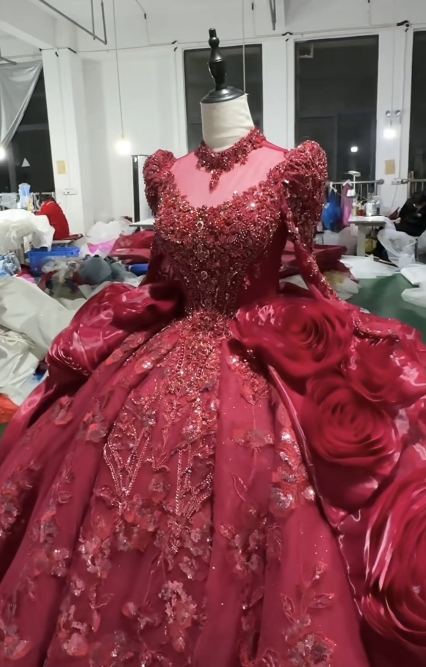 見逃さない　ラインレッド　背中空き　カラードレス　パーティー　お花かざりつき　長袖　フロアー丈　イリュージョン　豪華前撮