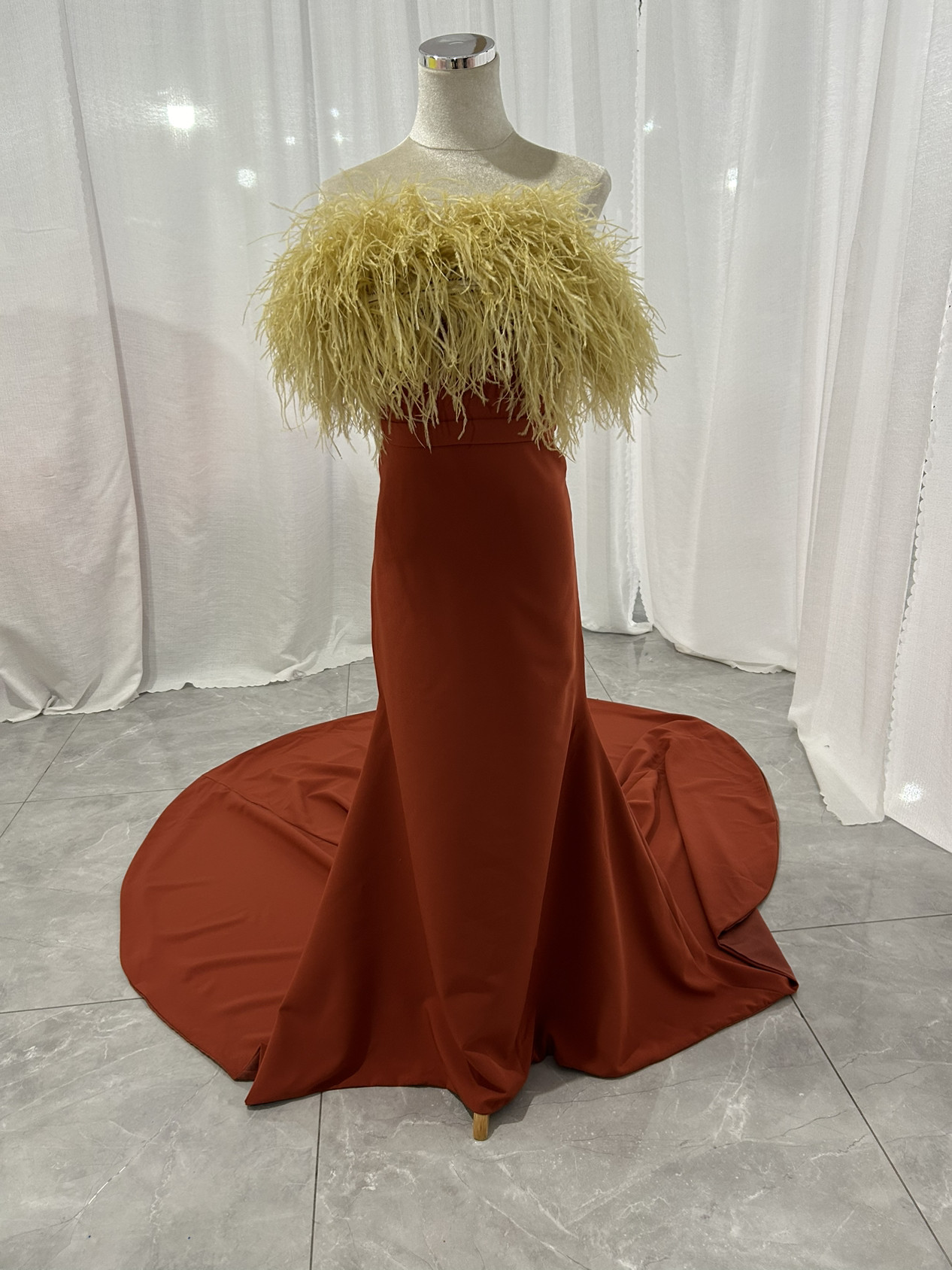 カラードレス テラコッタ色 ベアトップ オーストリッチ くるみボタン ロングトレーン マーメイドライン 披露宴