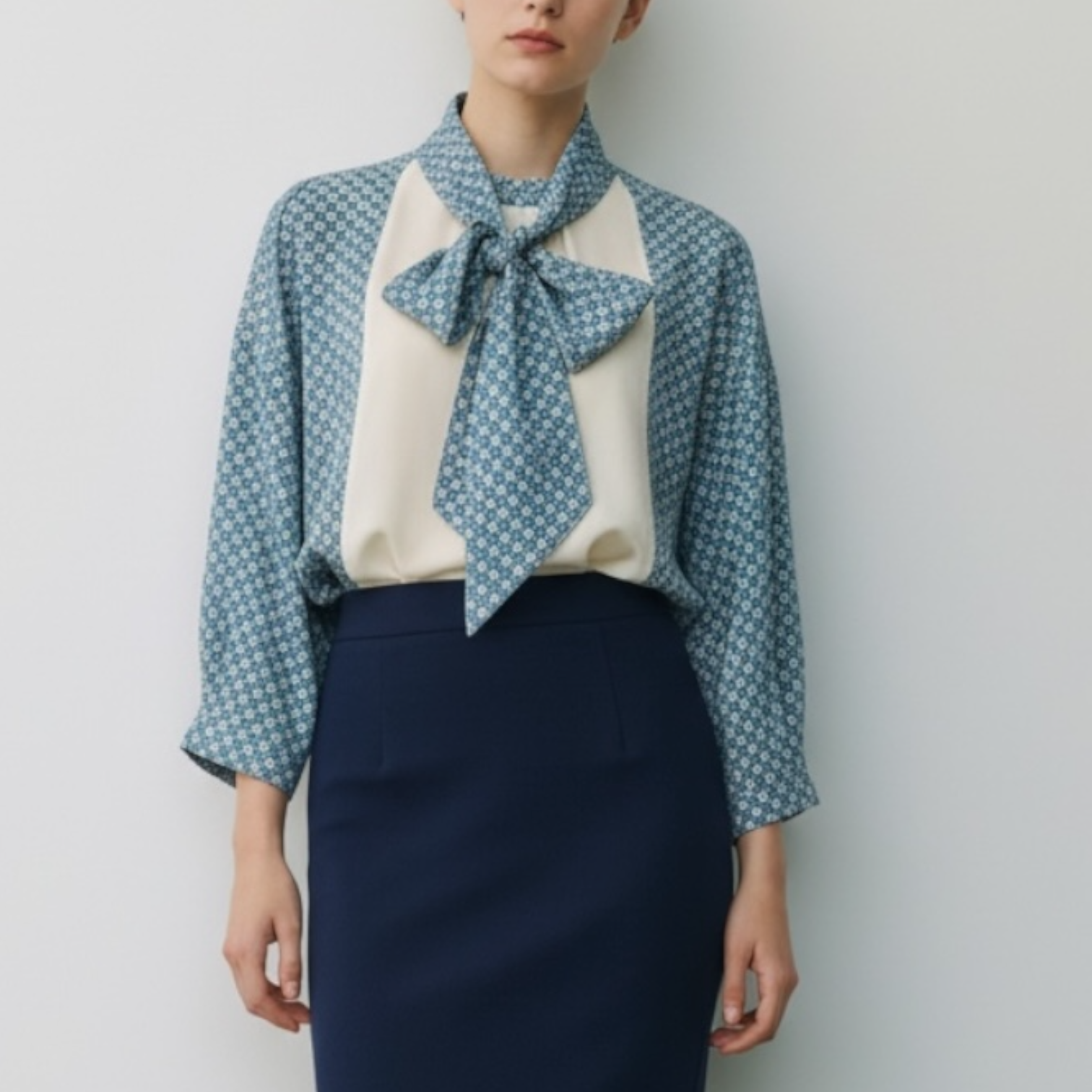 2way ハイネックブラウス【送料込み】着物リメイク　ボウタイ付き　ブルー