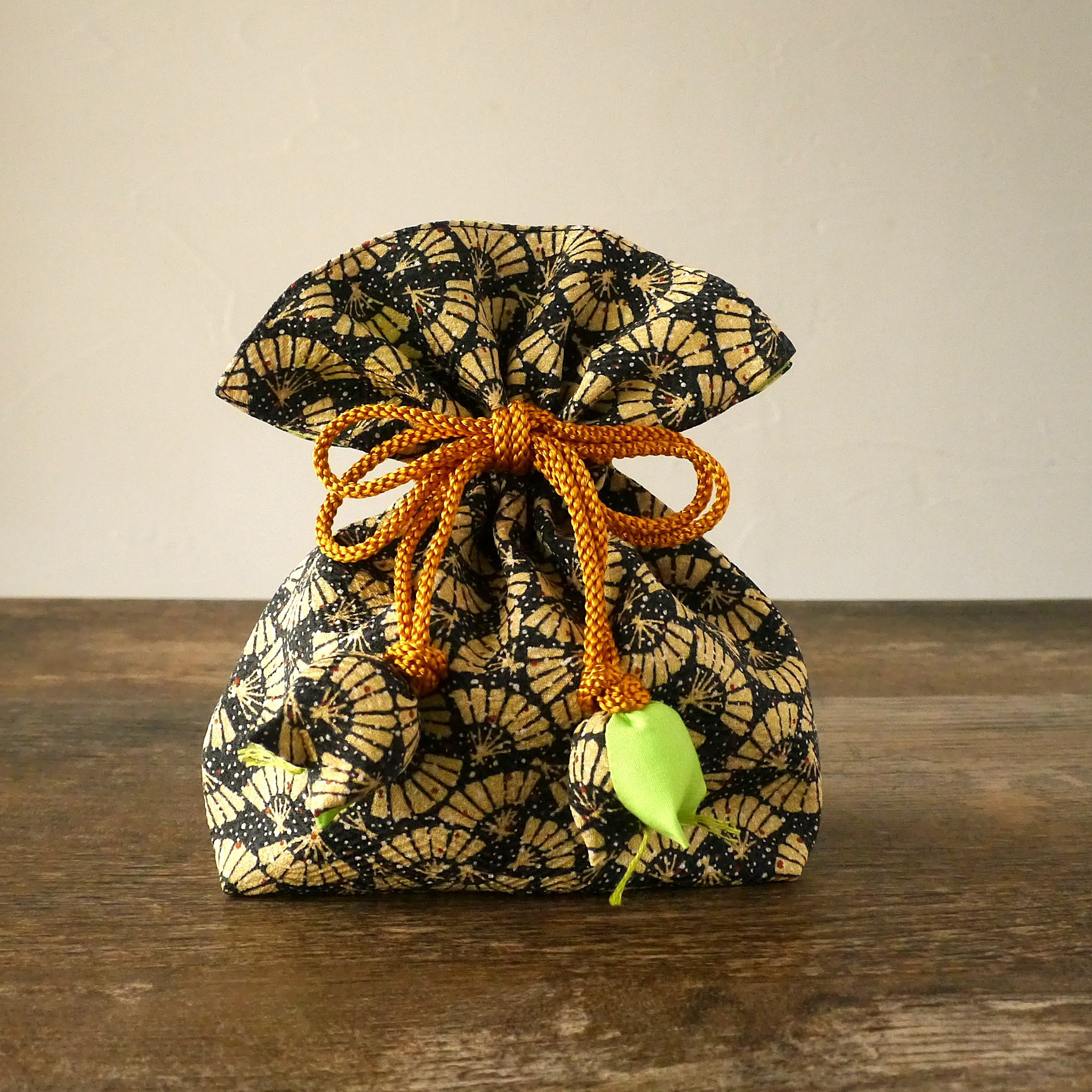 着物　絹　巾着袋　扇文　幸せを幸せを呼ぶFUGURO　プレミアム　シルク