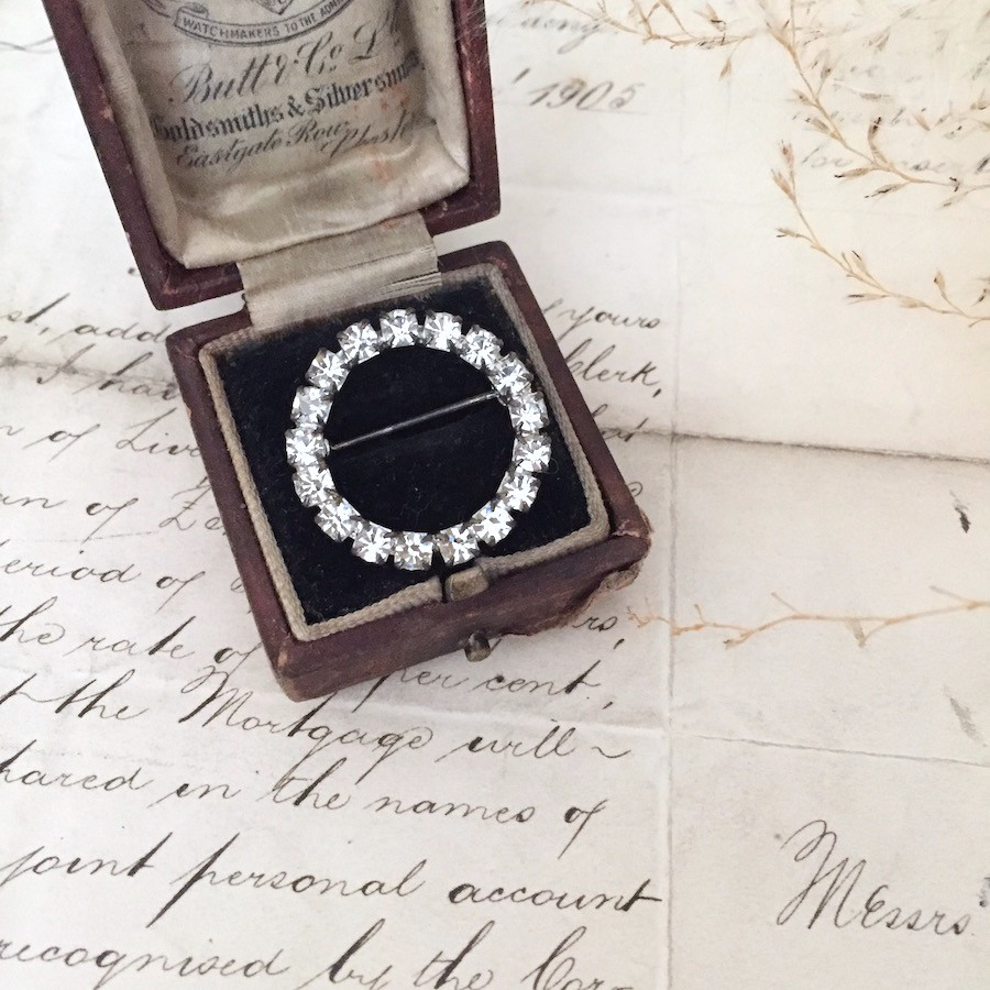 アンティークラインストーンサークルブローチ 卒業式　入学式　お出かけ イギリス コスチュームジュエリー　ギフト