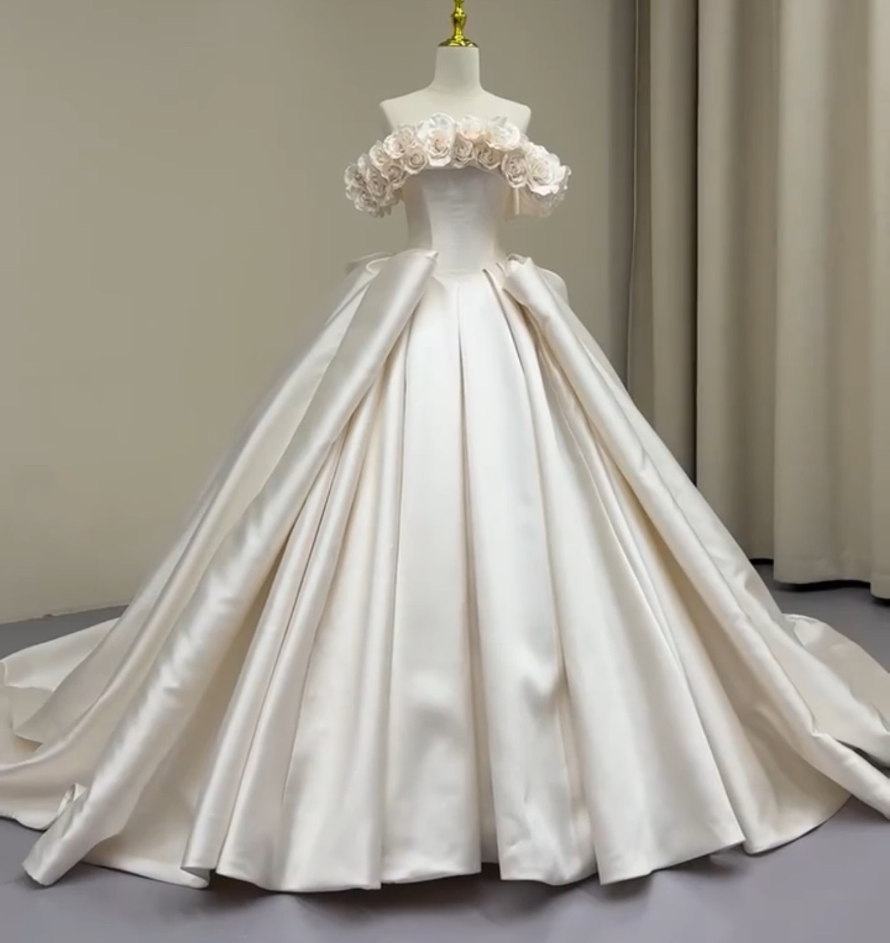 高評価　オフショルダー　2の腕を隠せる　光沢サテン　薔薇ローズ　シャンパン色　編み上げ　ウェディングドレス結婚式お呼ばれ