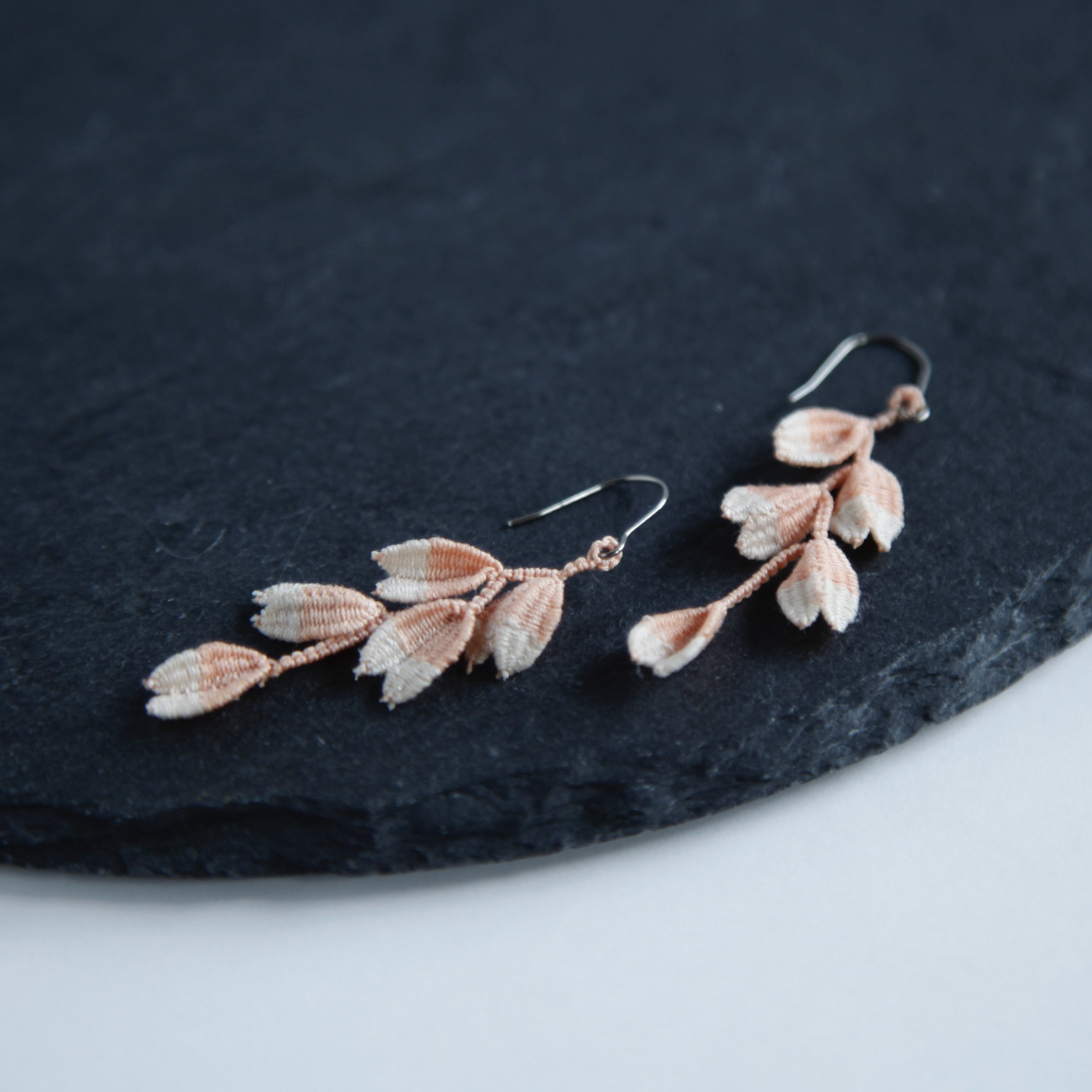 タティングレース　花びら桜ピアス