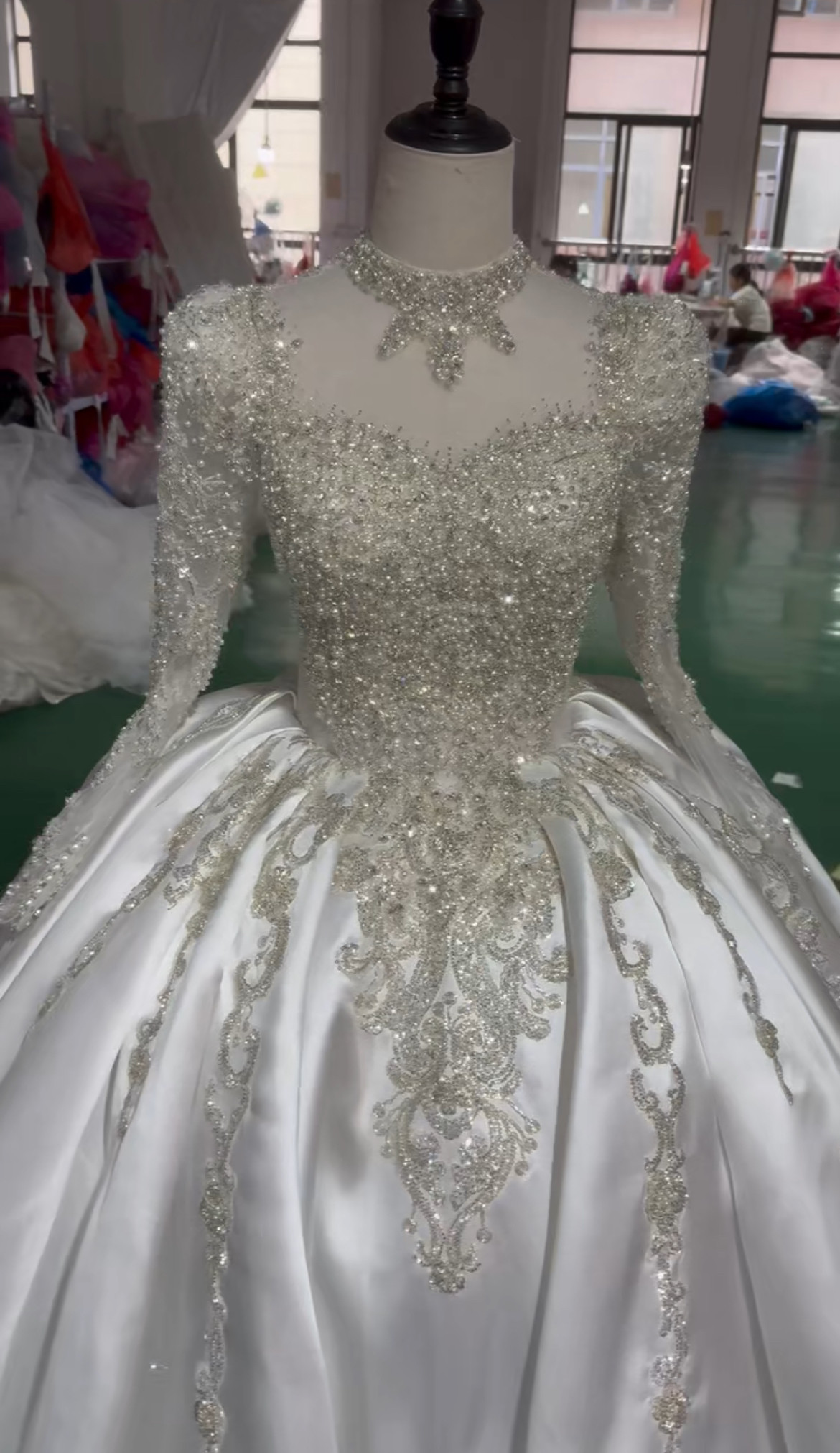 美品　編みあげ　短いトレーン　ビーズ　ウェディングコンテスト音楽会ダンス演奏会　サテン　長袖　ボリュームプリンセスライン