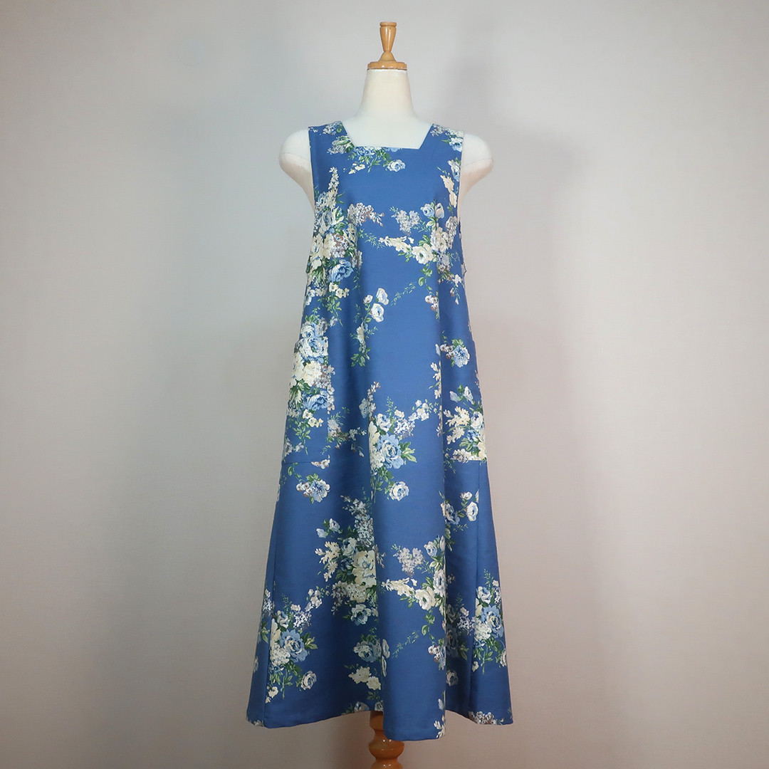 爽やかブルーの花柄Ａライン スクエアネックジャンパースカート（コットン／ブルー花柄）