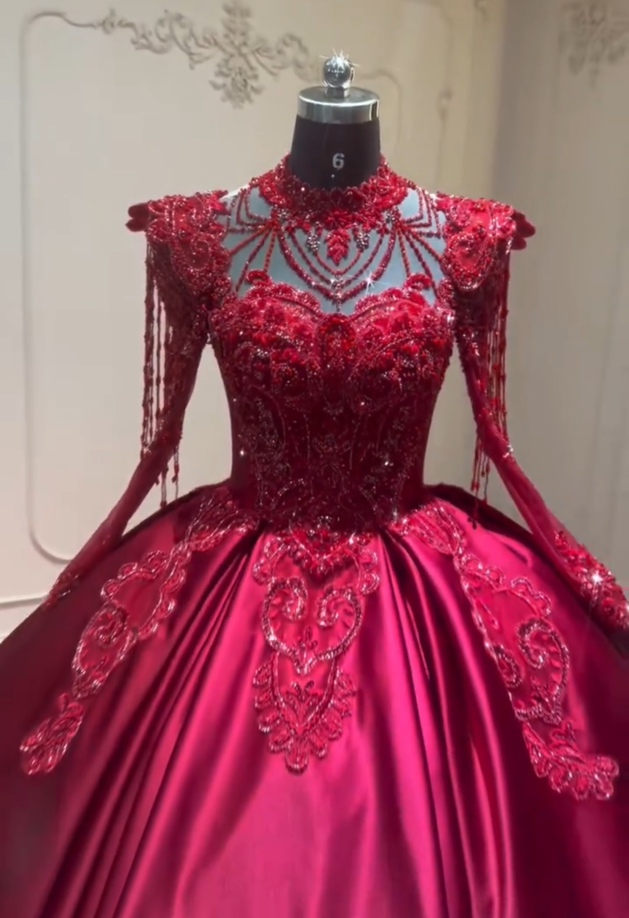 高級感溢れる　長袖　イリュージョンネック　短いトレーン　ベール付き　背中見せ　編み上げ　カラードレス　披露宴お呼ばれ花嫁