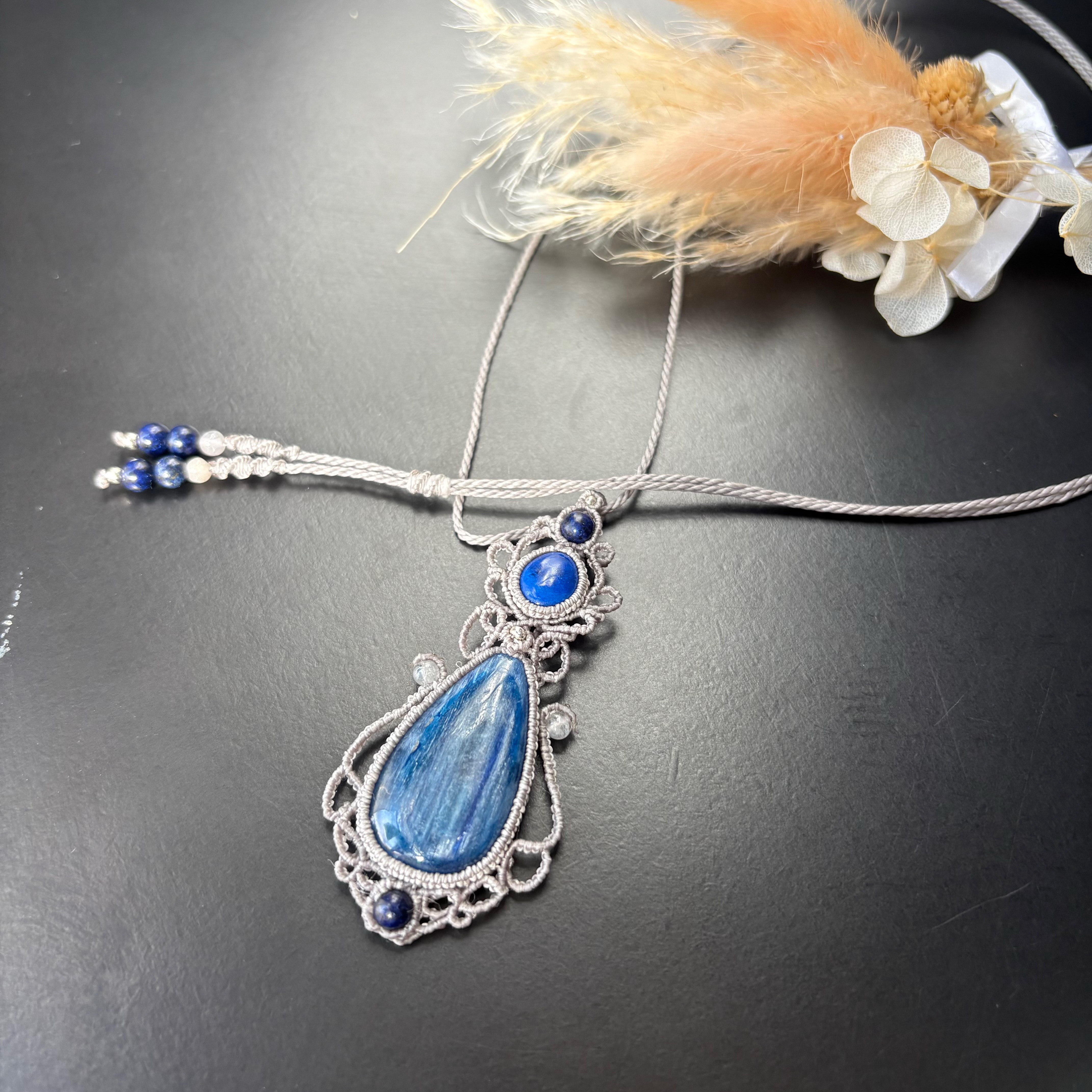 期間限定SALE♡カイヤナイト×ラピスラズリのマクラメネックレス