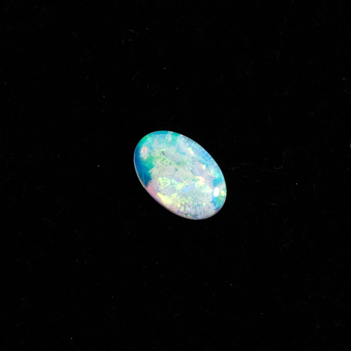 【輝く虹色の遊色が美しい】オーストラリア産オパール 0.28ct