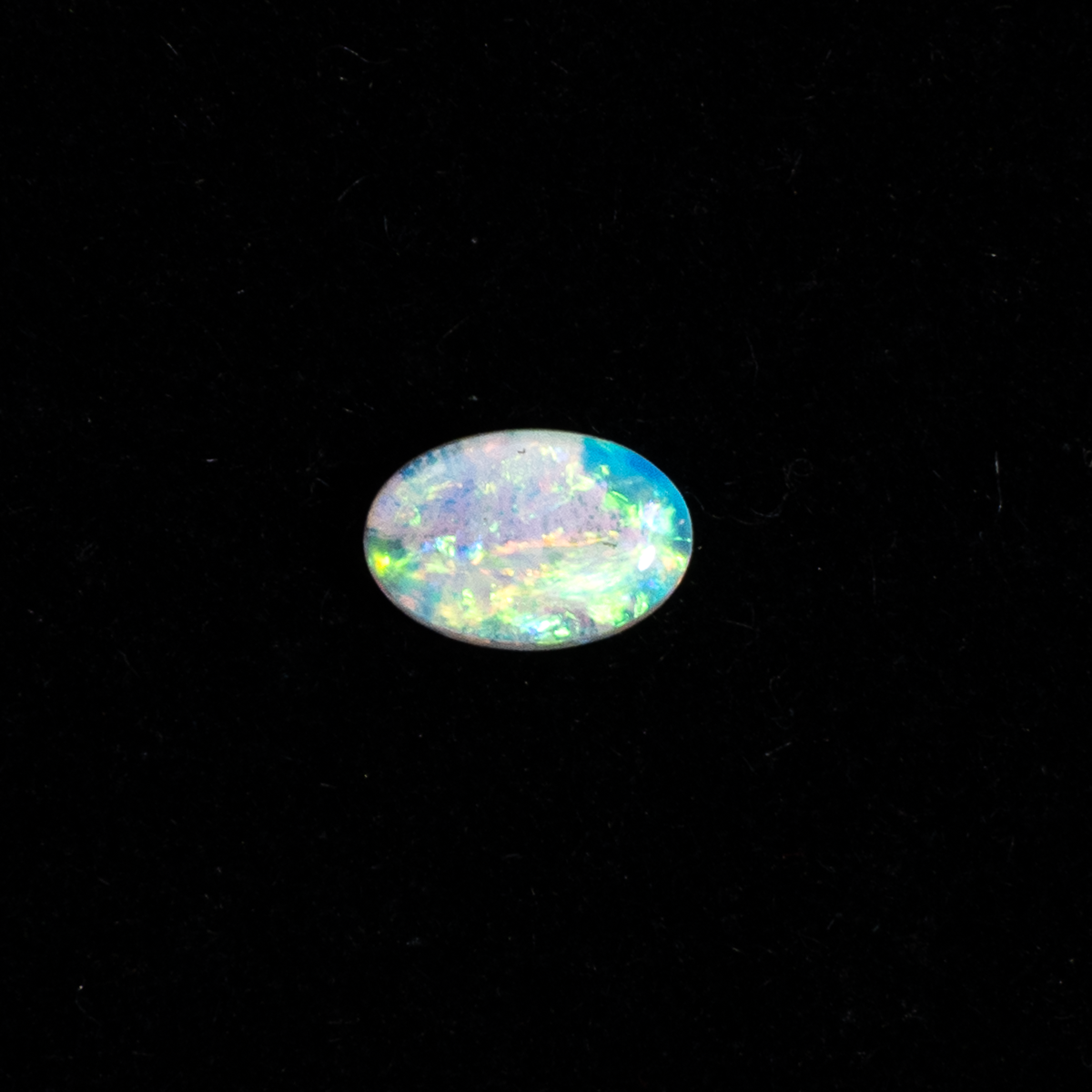 【輝く虹色の遊色が美しい】オーストラリア産オパール 0.28ct